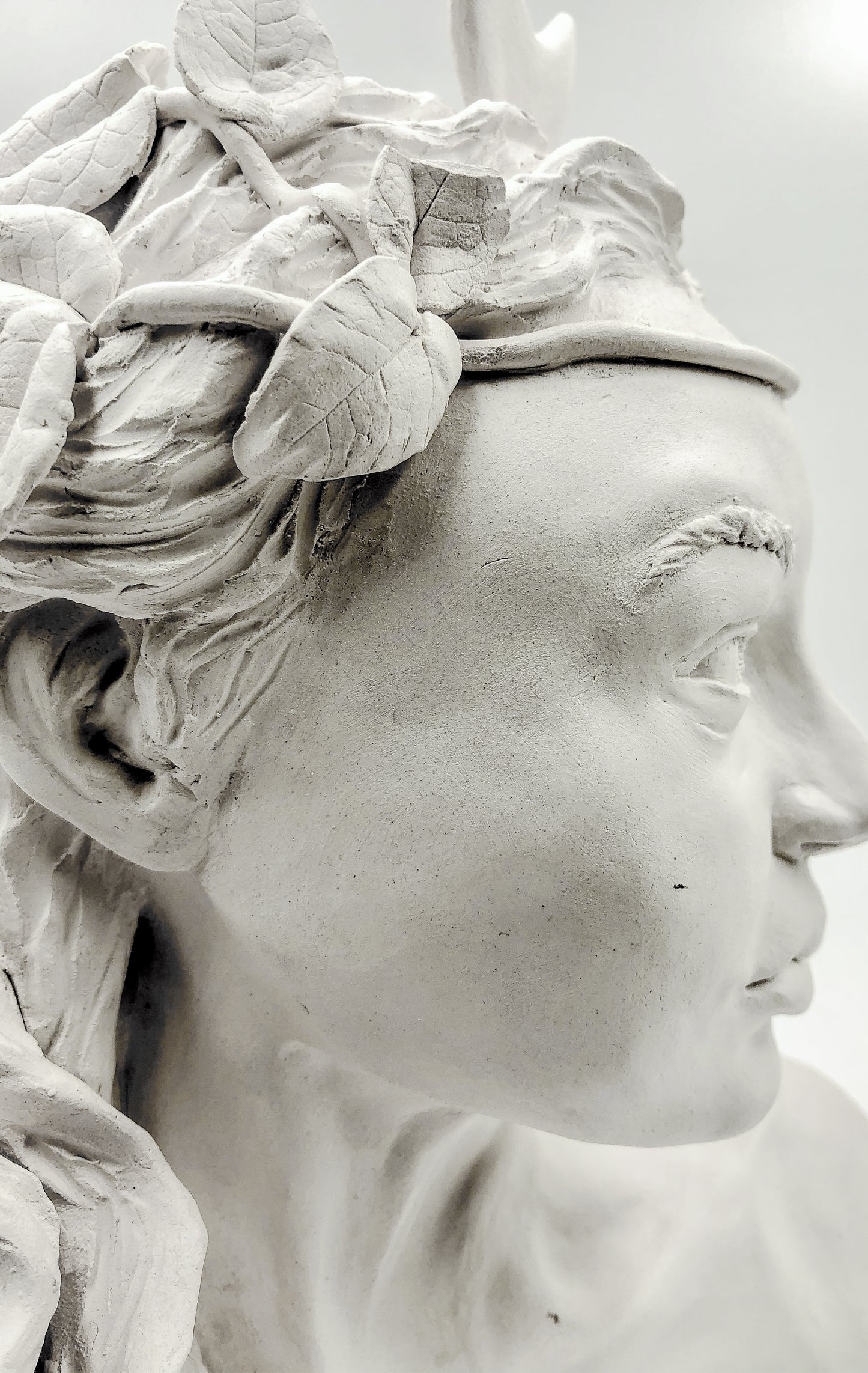 Figura de cerámica de Artemisa hecha a mano. Ideal para regalo, decoración o colección.