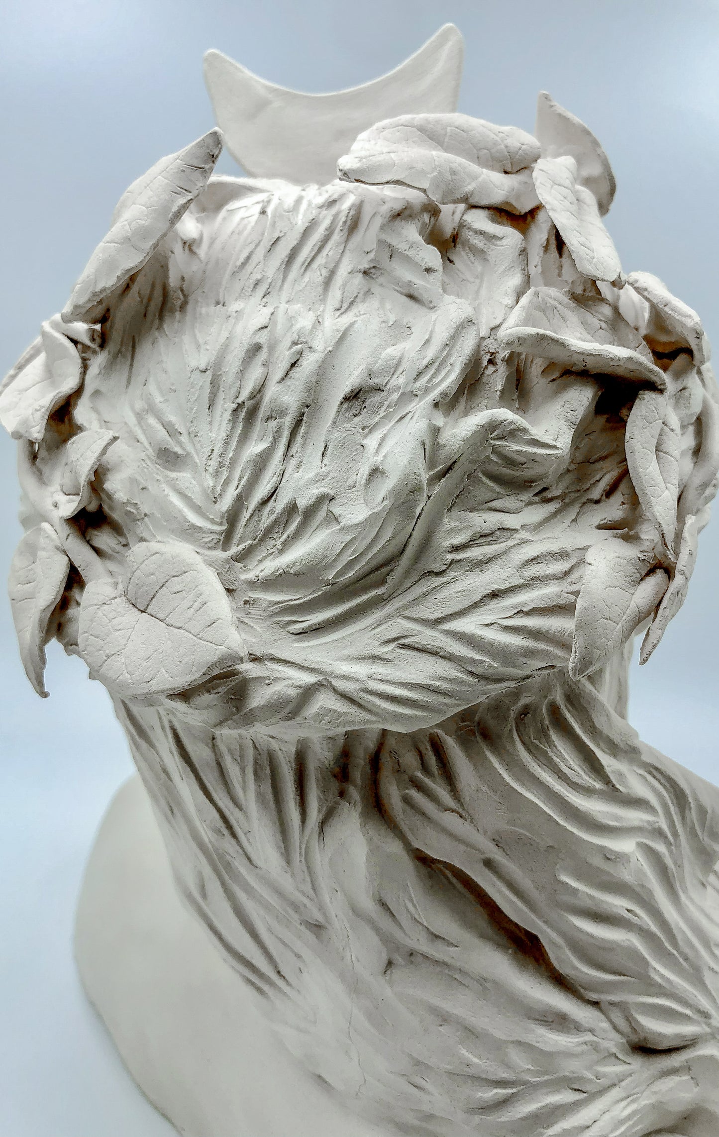 Figura de cerámica de Artemisa hecha a mano. Ideal para regalo, decoración o colección.