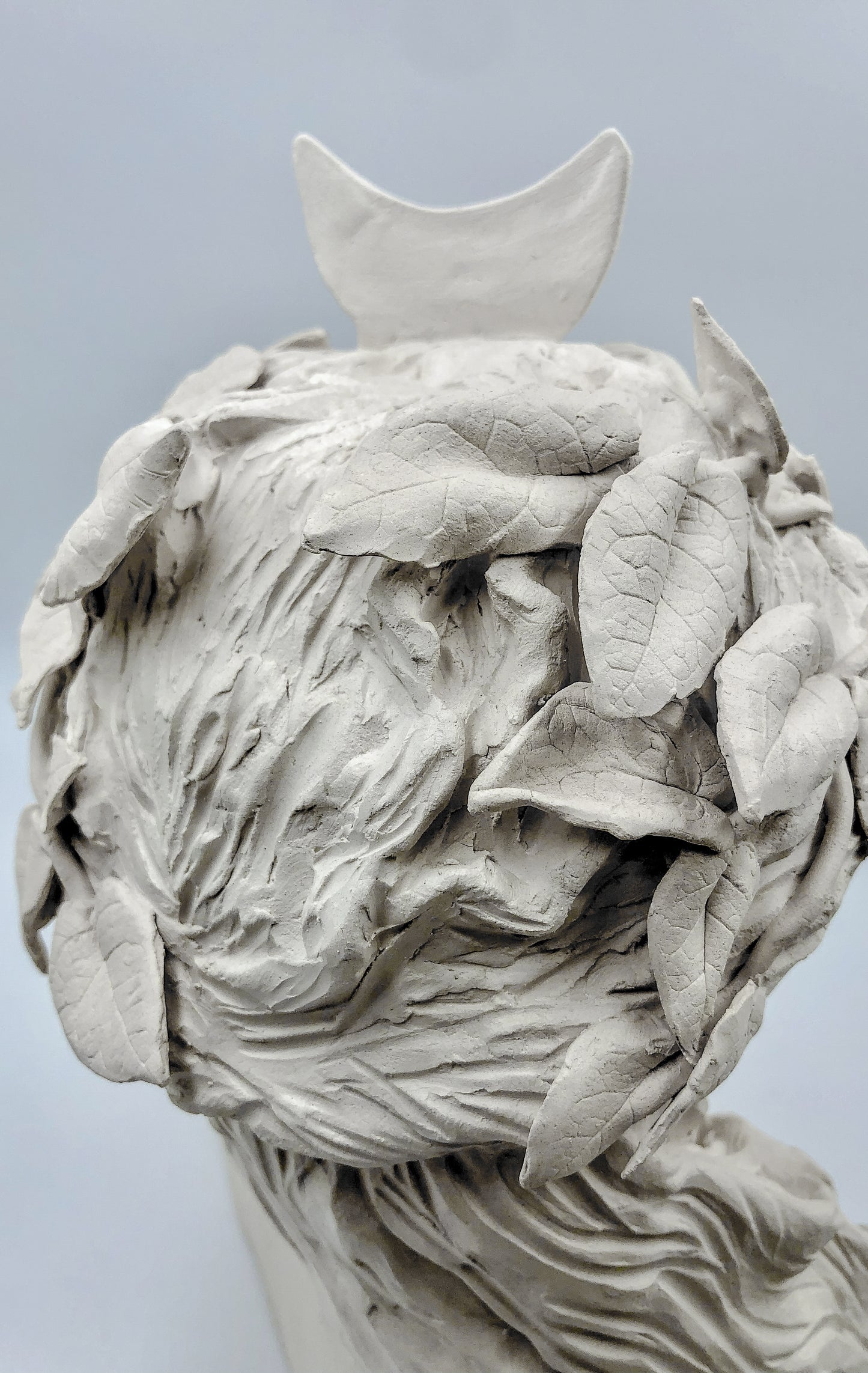 Figura de cerámica de Artemisa hecha a mano. Ideal para regalo, decoración o colección.