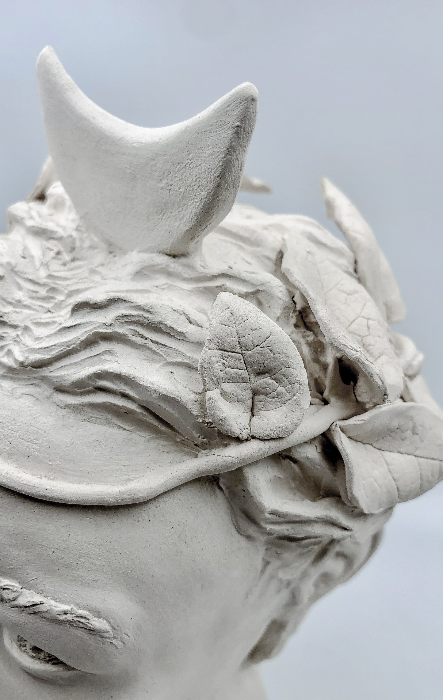 Figura de cerámica de Artemisa hecha a mano. Ideal para regalo, decoración o colección.