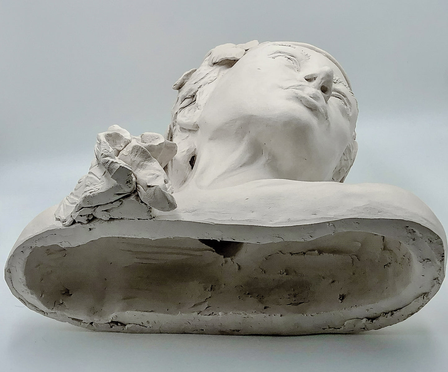 Figura de cerámica de Artemisa hecha a mano. Ideal para regalo, decoración o colección.