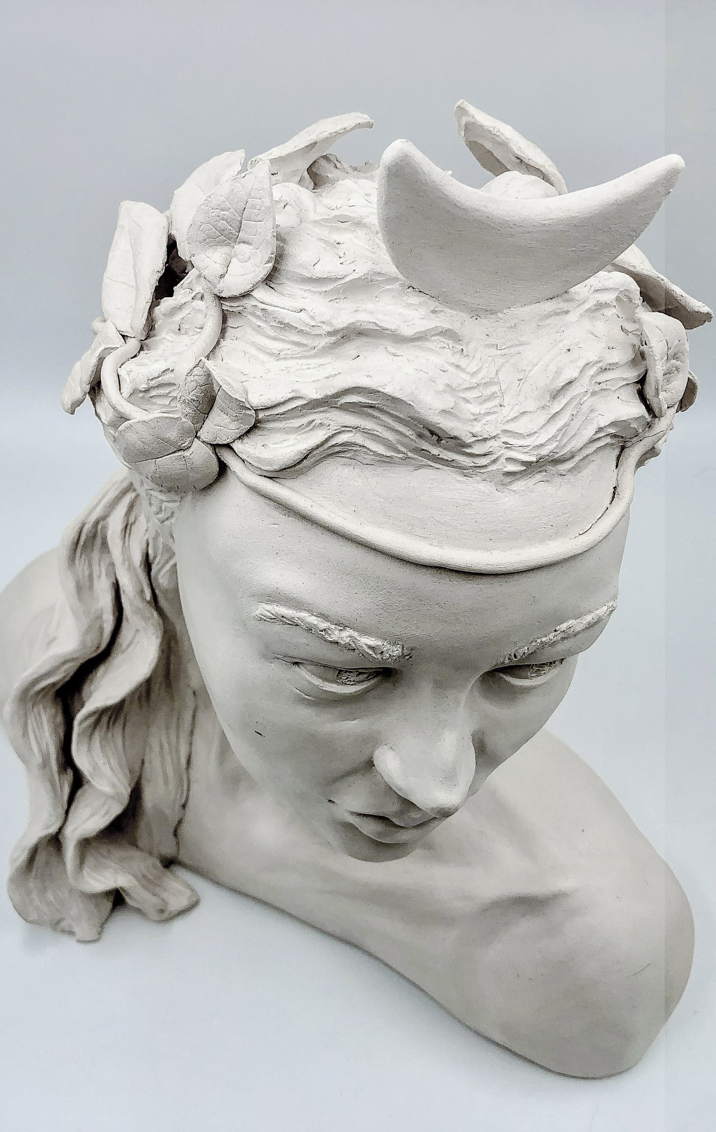 Figura de cerámica de Artemisa hecha a mano. Ideal para regalo, decoración o colección.