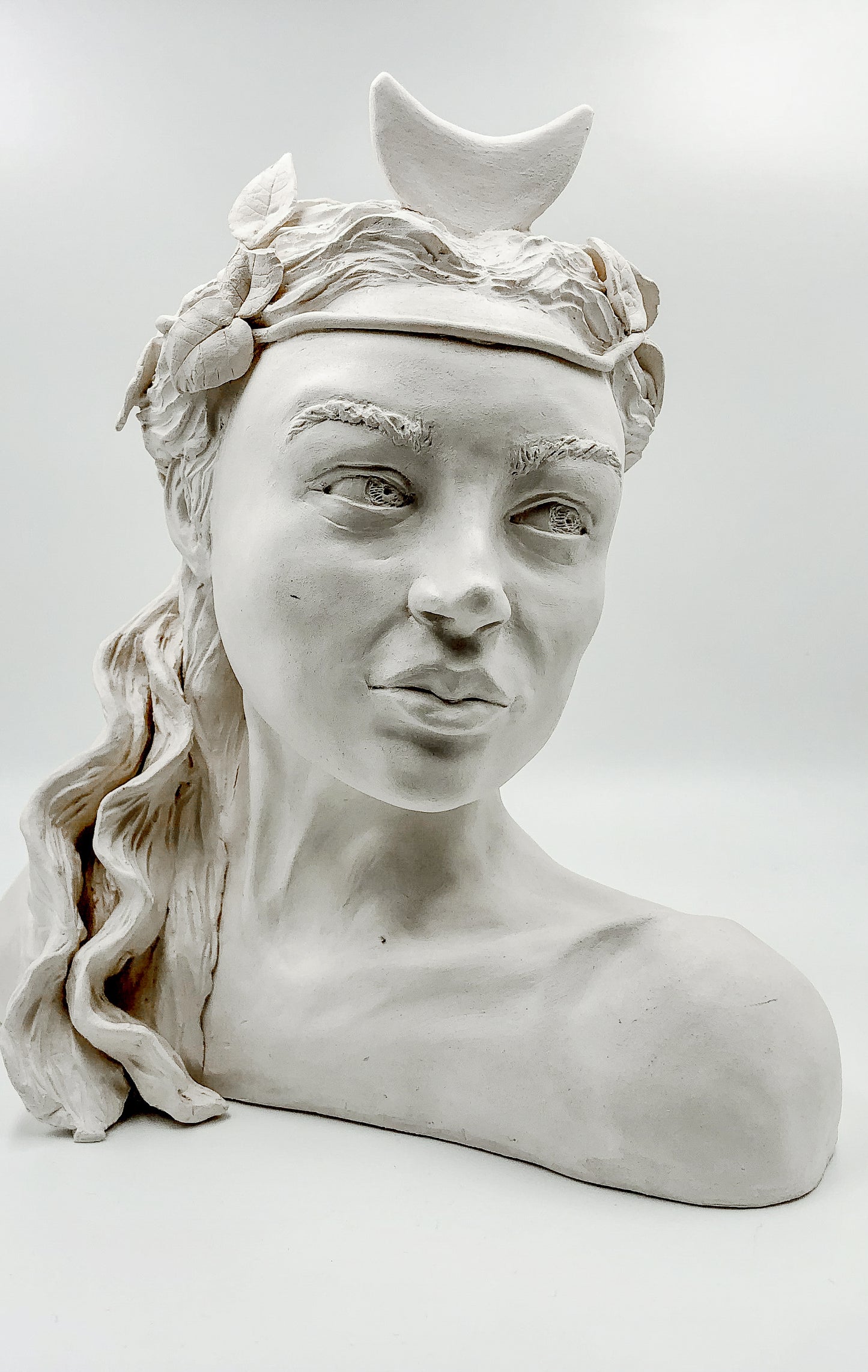 Figura de cerámica de Artemisa hecha a mano. Ideal para regalo, decoración o colección.