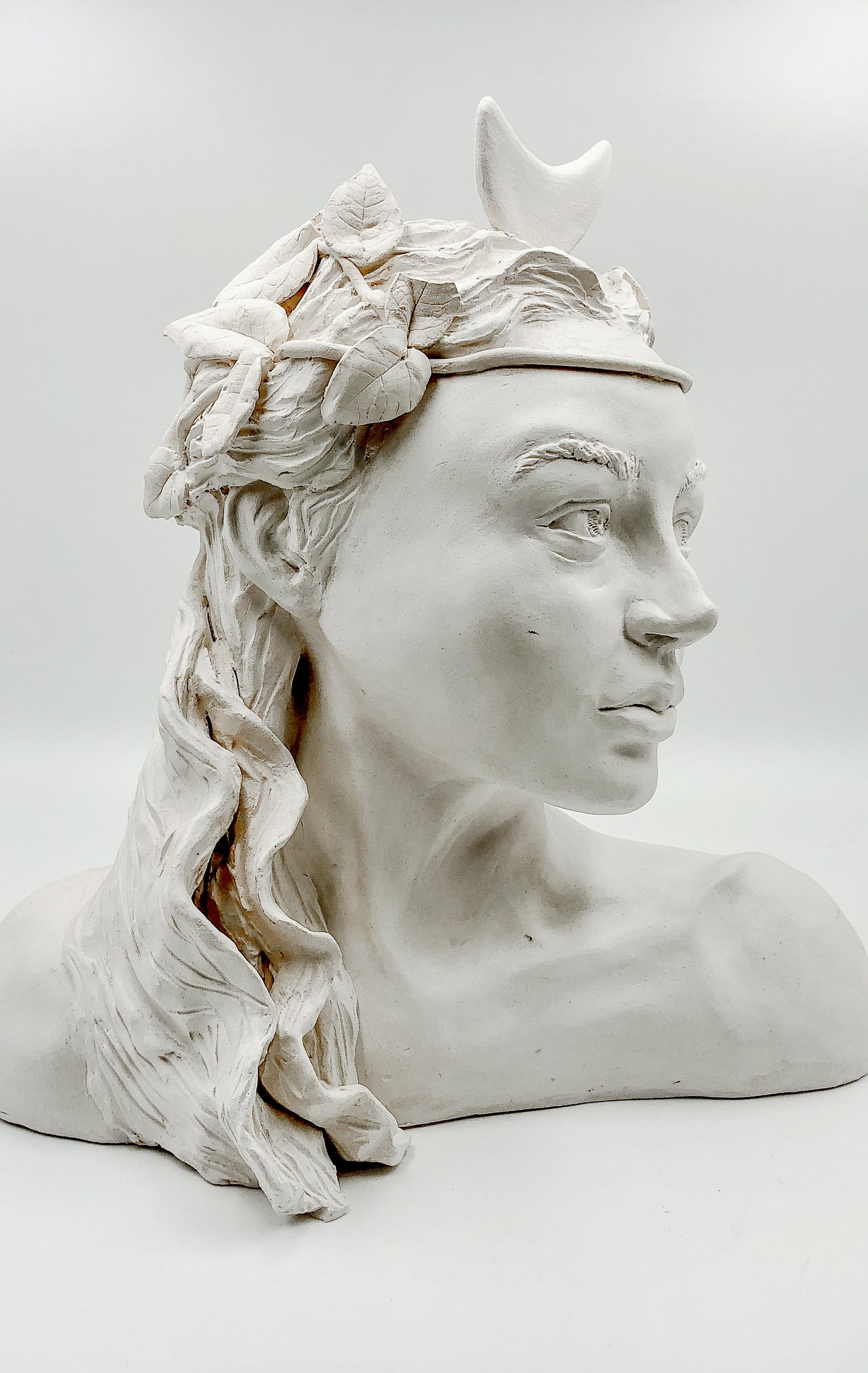 Figura de cerámica de Artemisa hecha a mano. Ideal para regalo, decoración o colección.