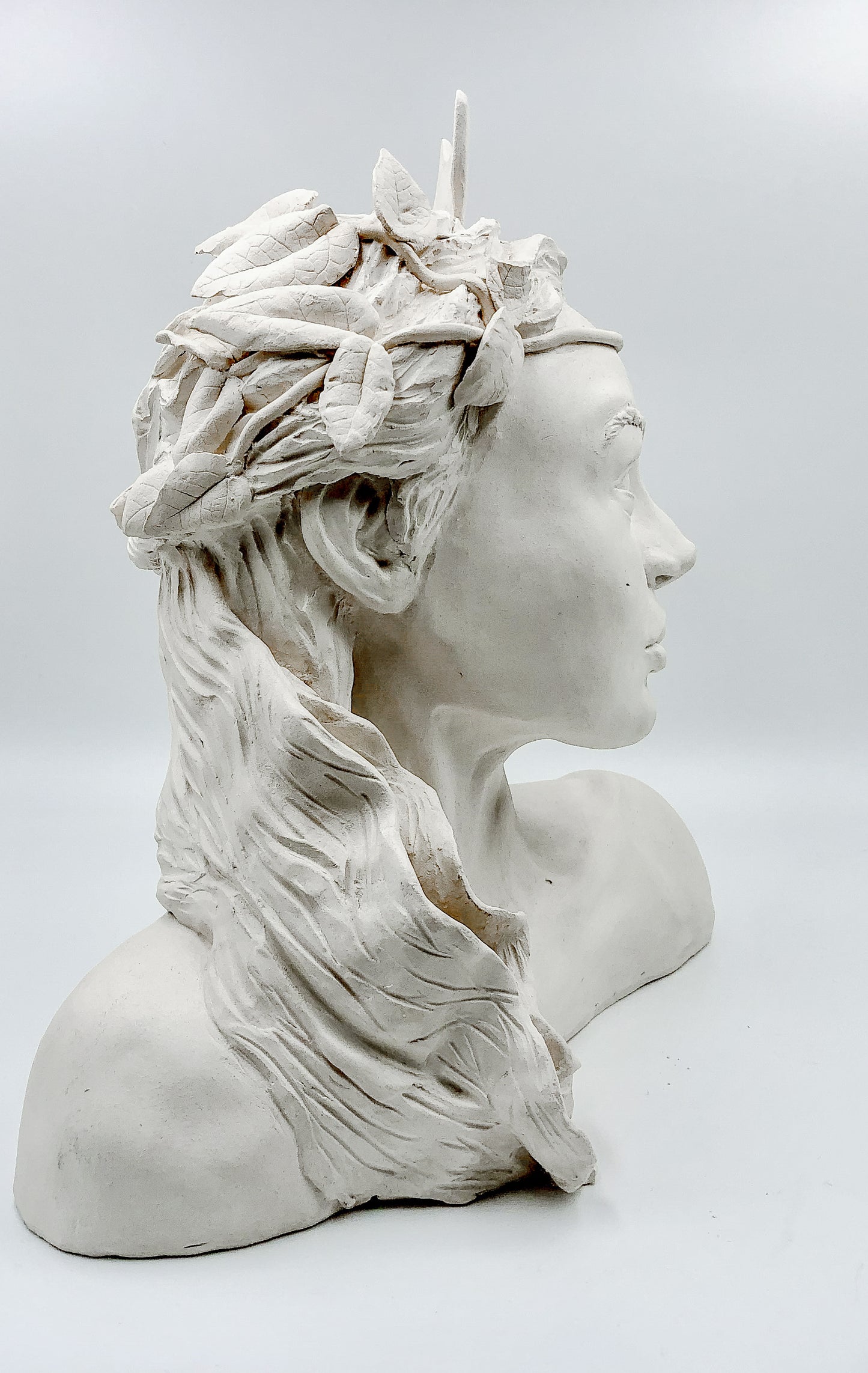 Figura de cerámica de Artemisa hecha a mano. Ideal para regalo, decoración o colección.