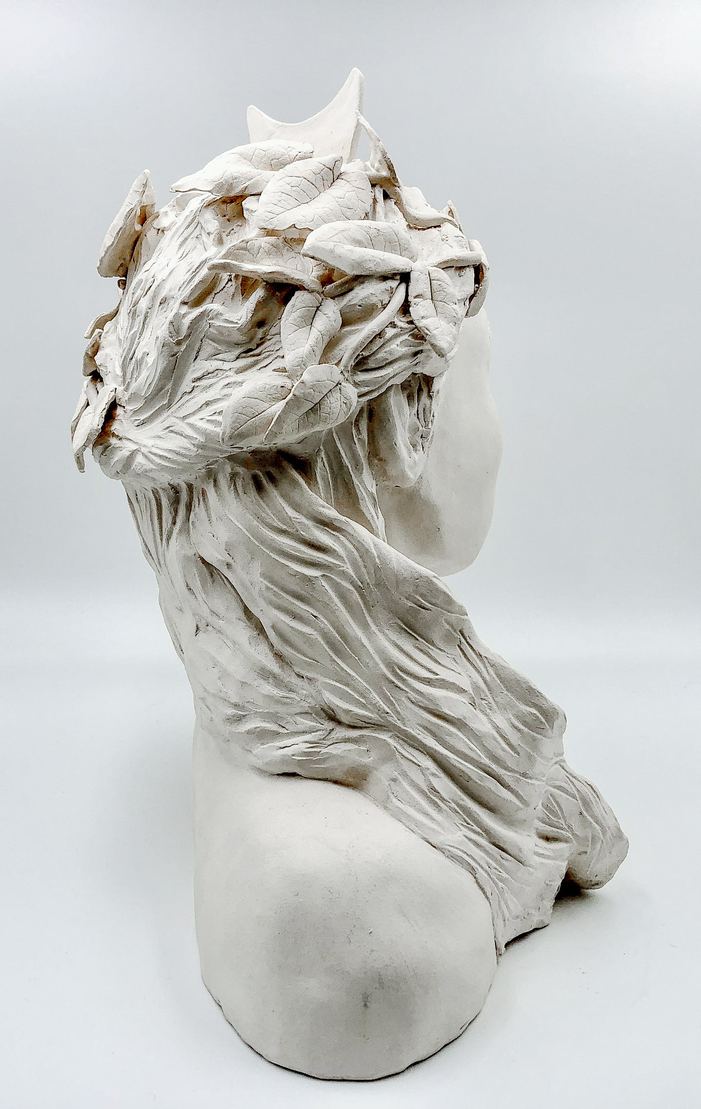 Figura de cerámica de Artemisa hecha a mano. Ideal para regalo, decoración o colección.