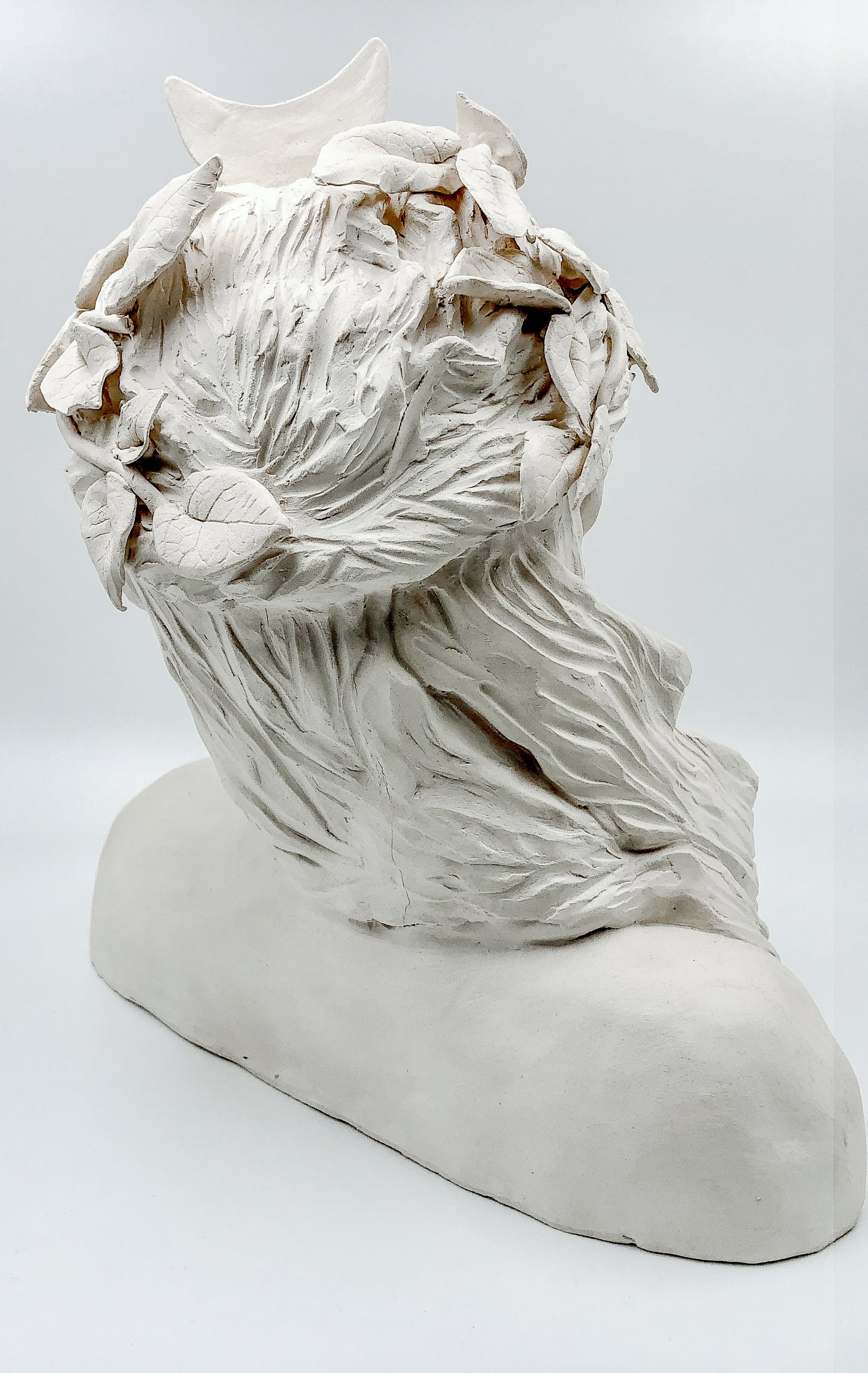 Figura de cerámica de Artemisa hecha a mano. Ideal para regalo, decoración o colección.