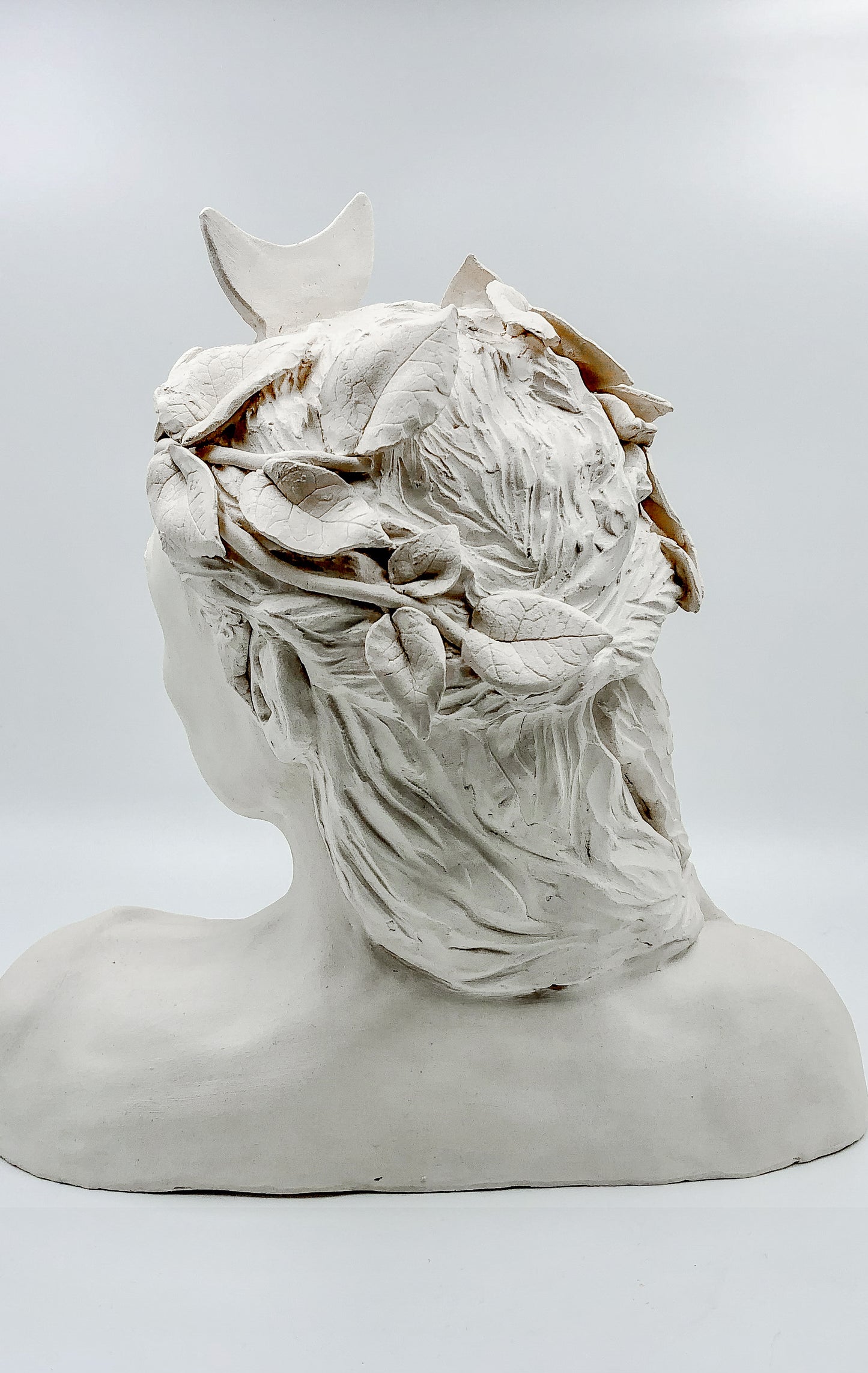 Figura de cerámica de Artemisa hecha a mano. Ideal para regalo, decoración o colección.