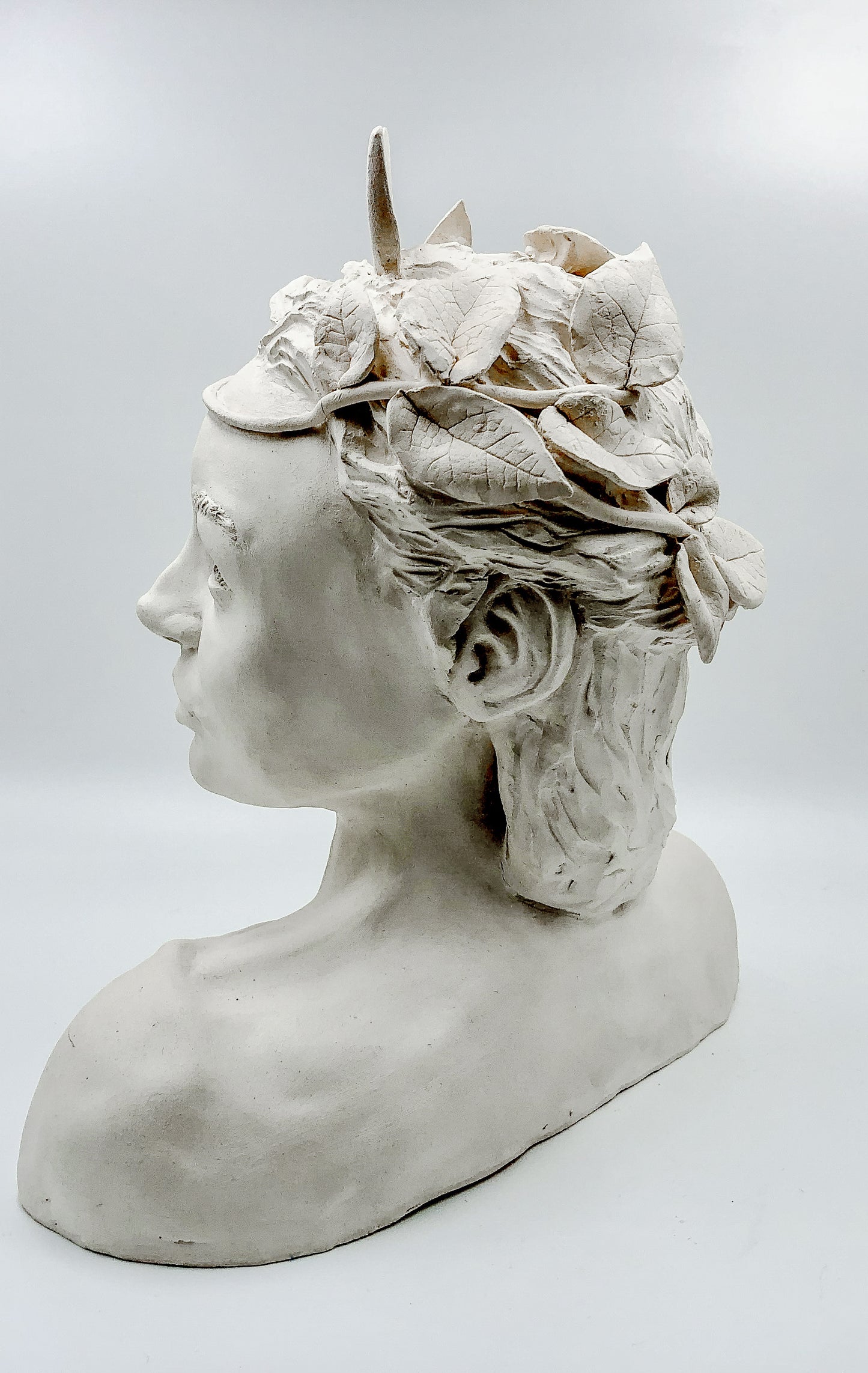 Figura de cerámica de Artemisa hecha a mano. Ideal para regalo, decoración o colección.