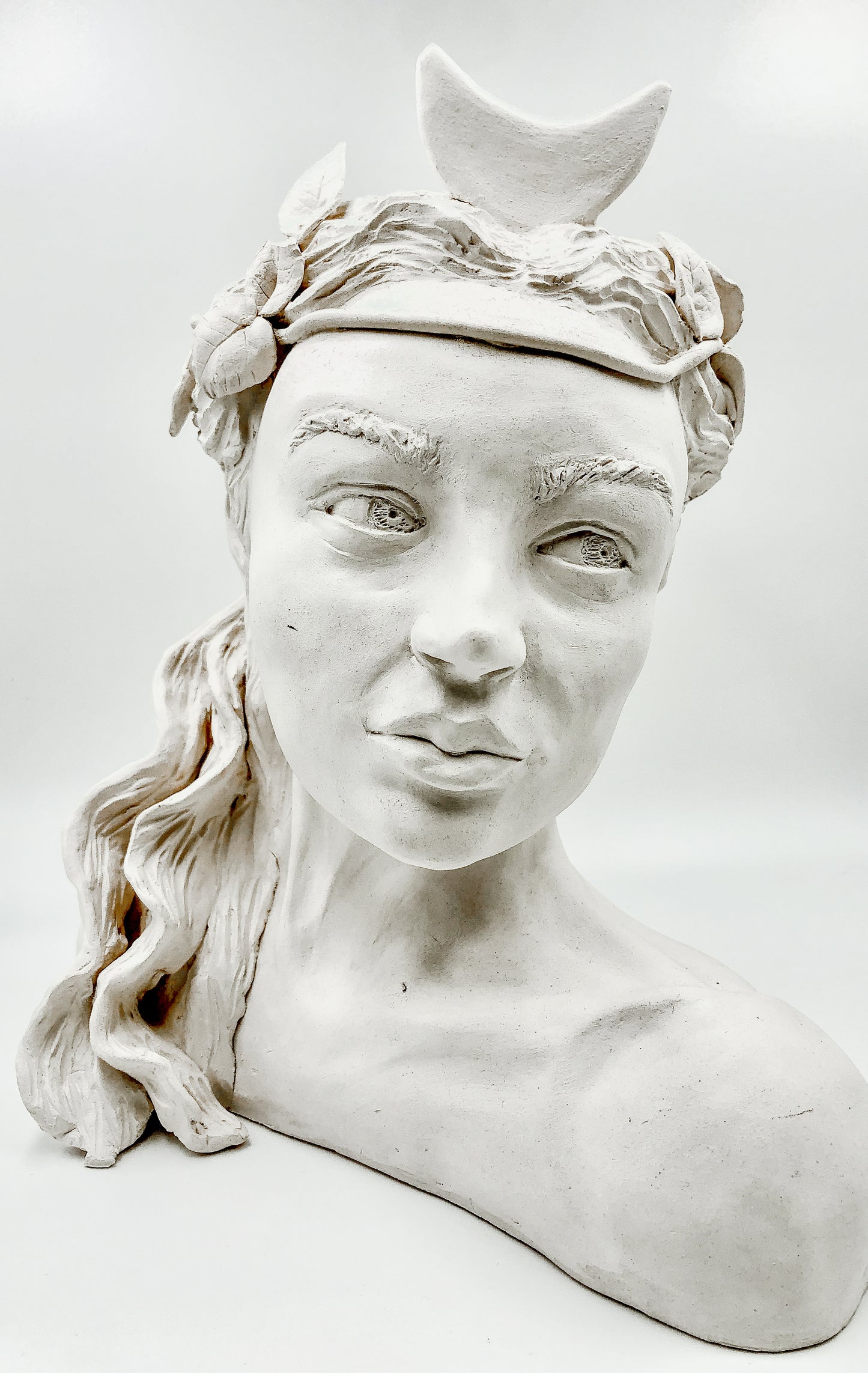 Figura de cerámica de Artemisa hecha a mano. Ideal para regalo, decoración o colección.
