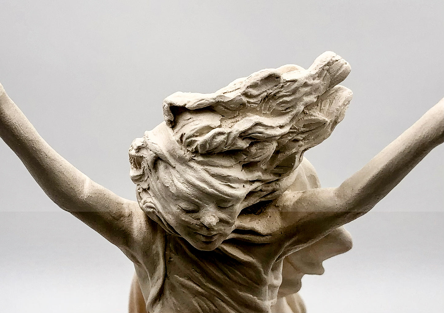 "Metamorfosis" - Escultura de Mujer en Libertad en Cerámica – Hecha a Mano con Arcilla Blanca Mate