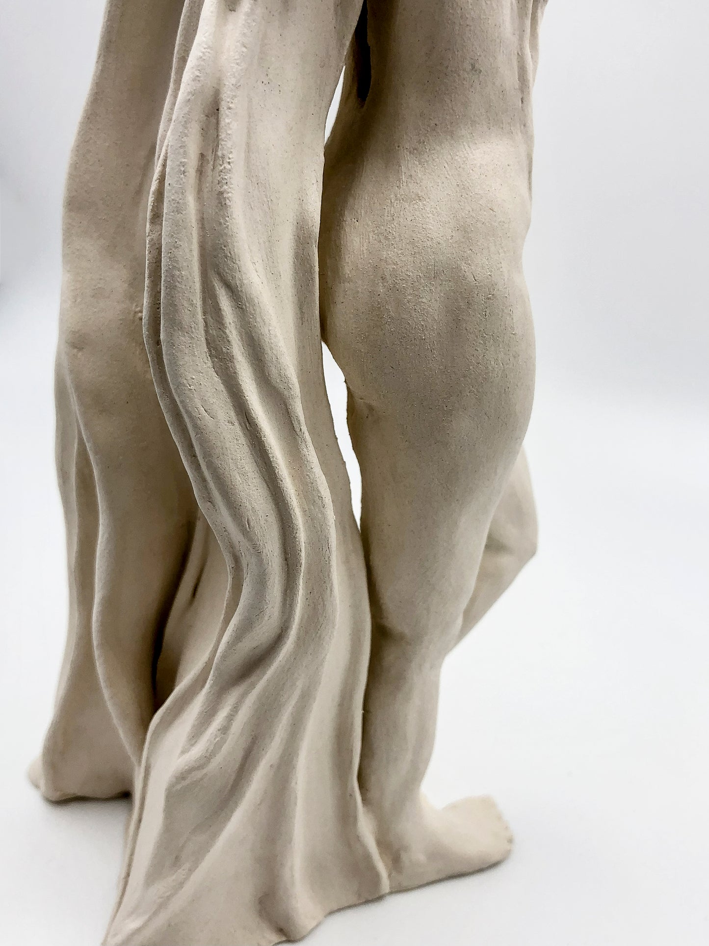 "Metamorfosis" - Escultura de Mujer en Libertad en Cerámica – Hecha a Mano con Arcilla Blanca Mate