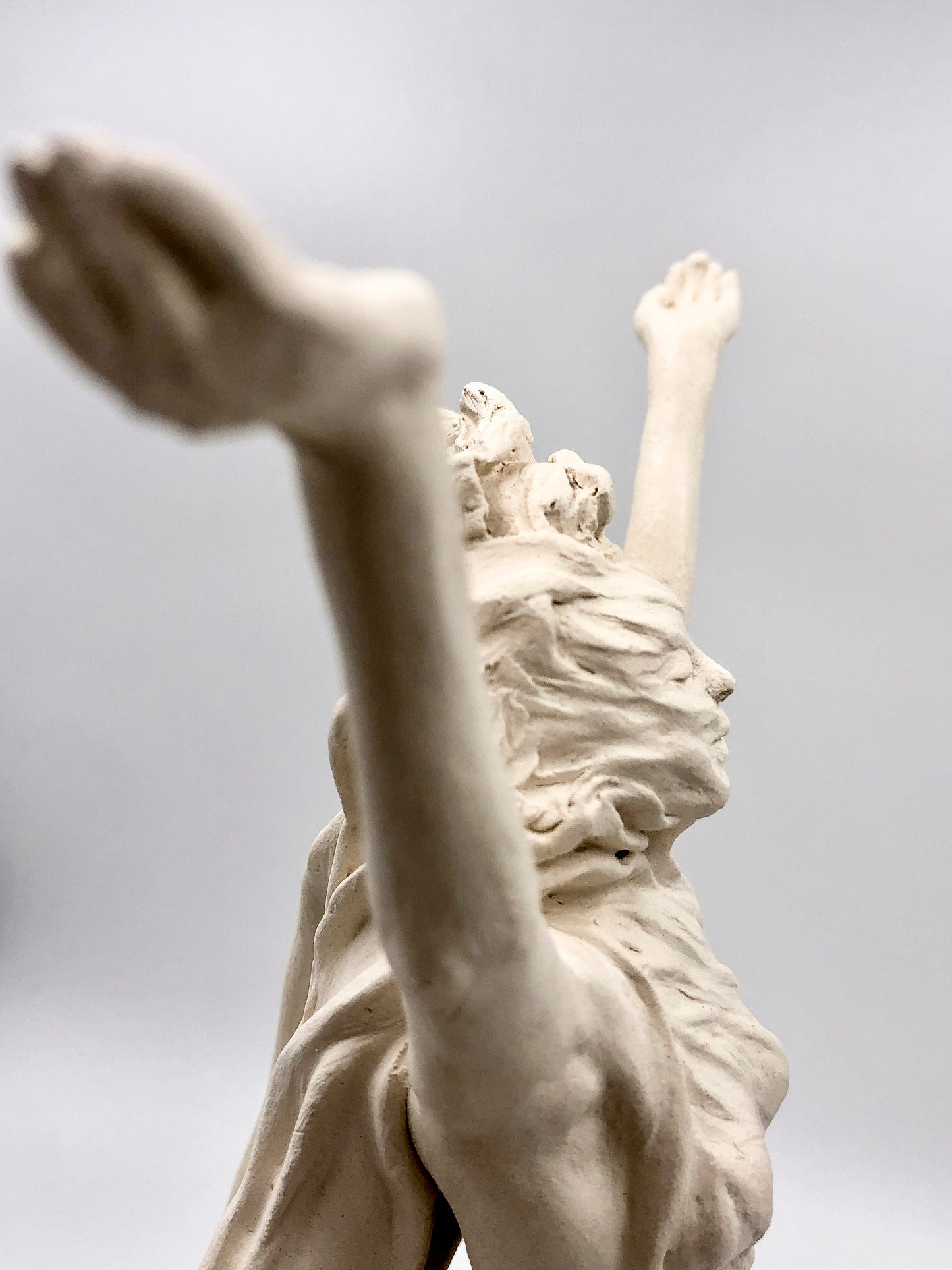 "Metamorfosis" - Escultura de Mujer en Libertad en Cerámica – Hecha a Mano con Arcilla Blanca Mate