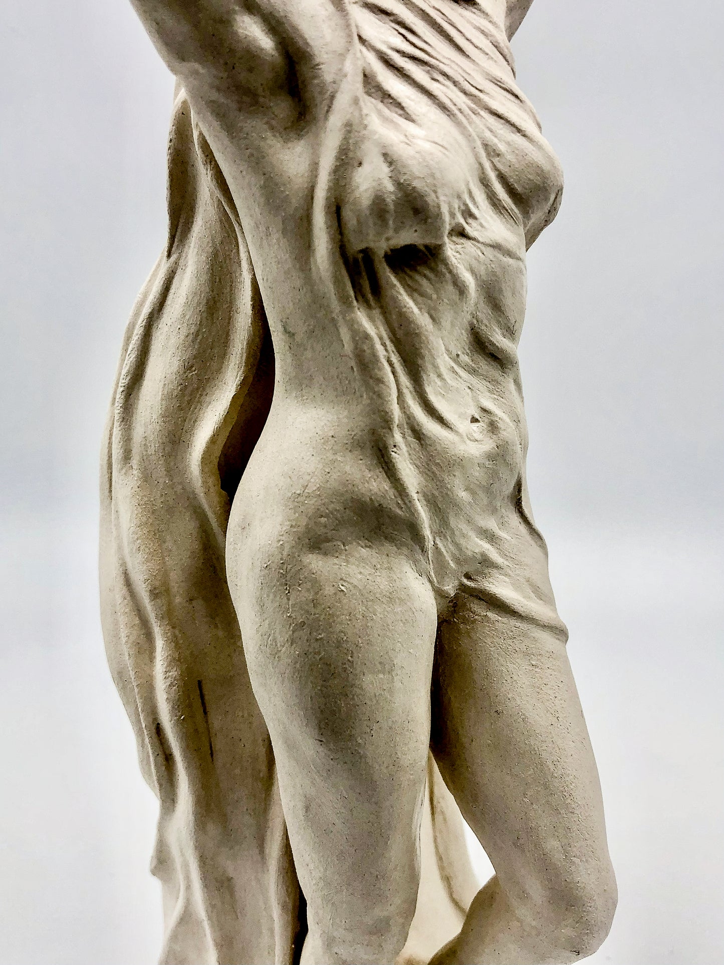 "Metamorfosis" - Escultura de Mujer en Libertad en Cerámica – Hecha a Mano con Arcilla Blanca Mate