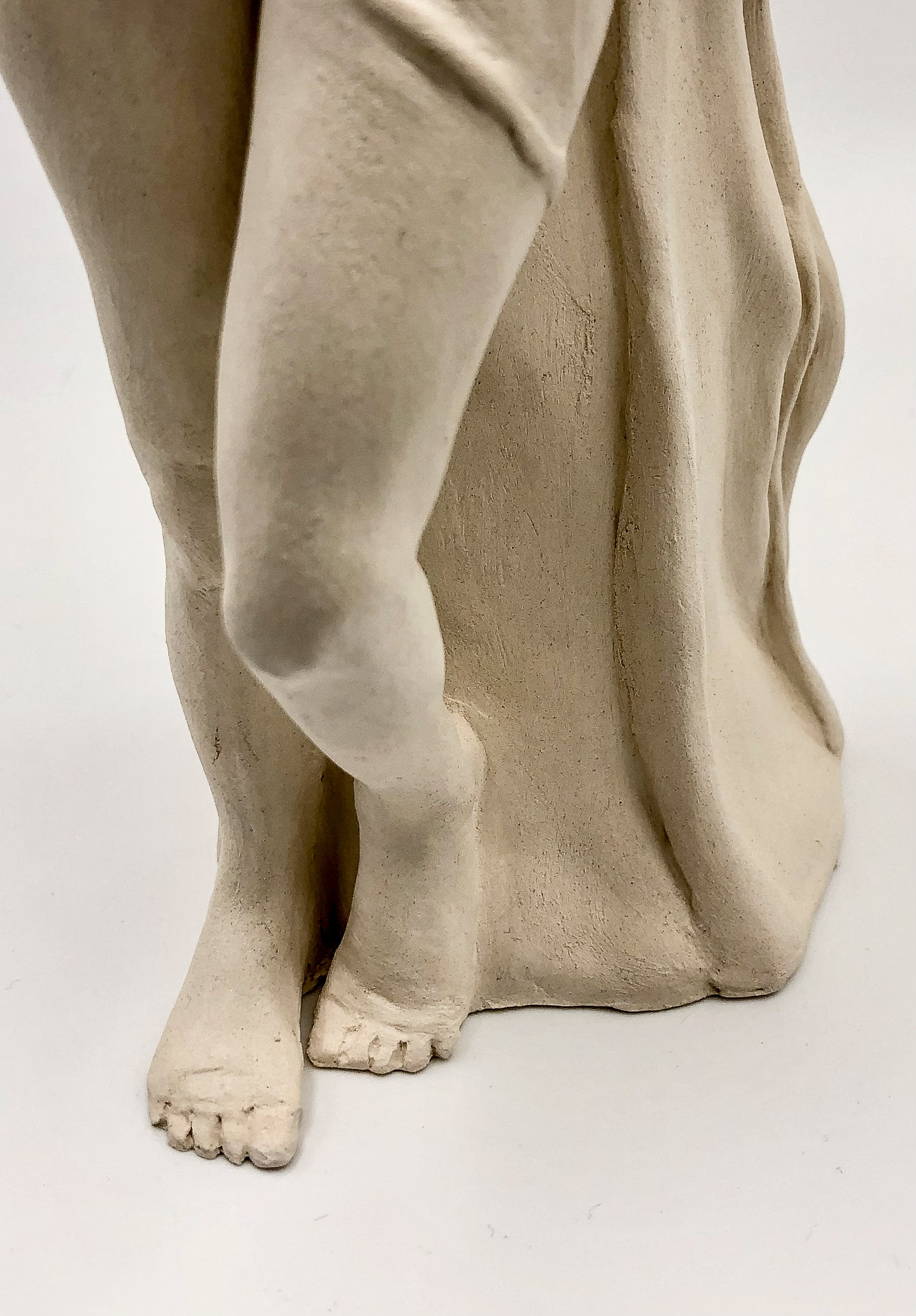 "Metamorfosis" - Escultura de Mujer en Libertad en Cerámica – Hecha a Mano con Arcilla Blanca Mate