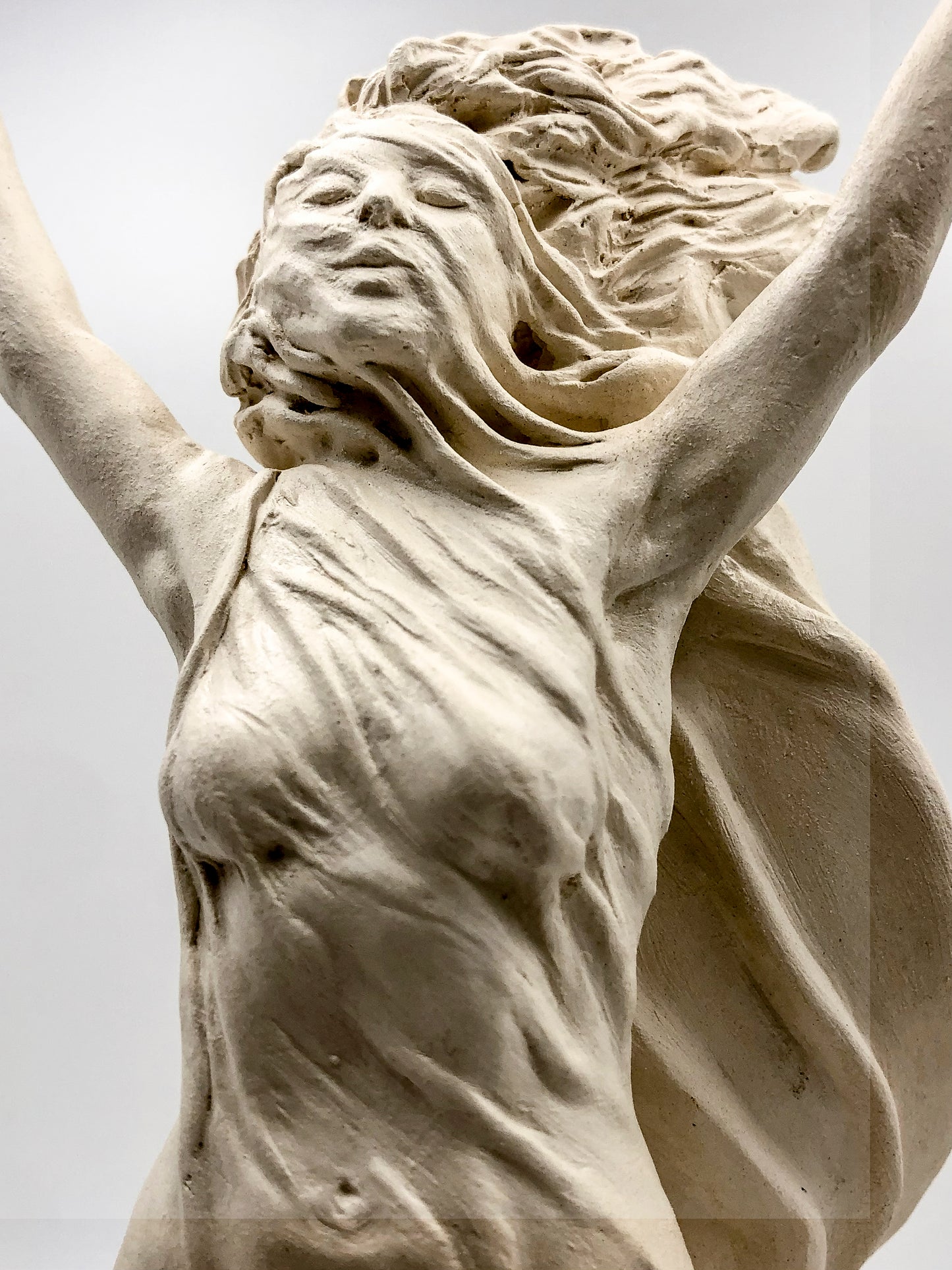 "Metamorfosis" - Escultura de Mujer en Libertad en Cerámica – Hecha a Mano con Arcilla Blanca Mate