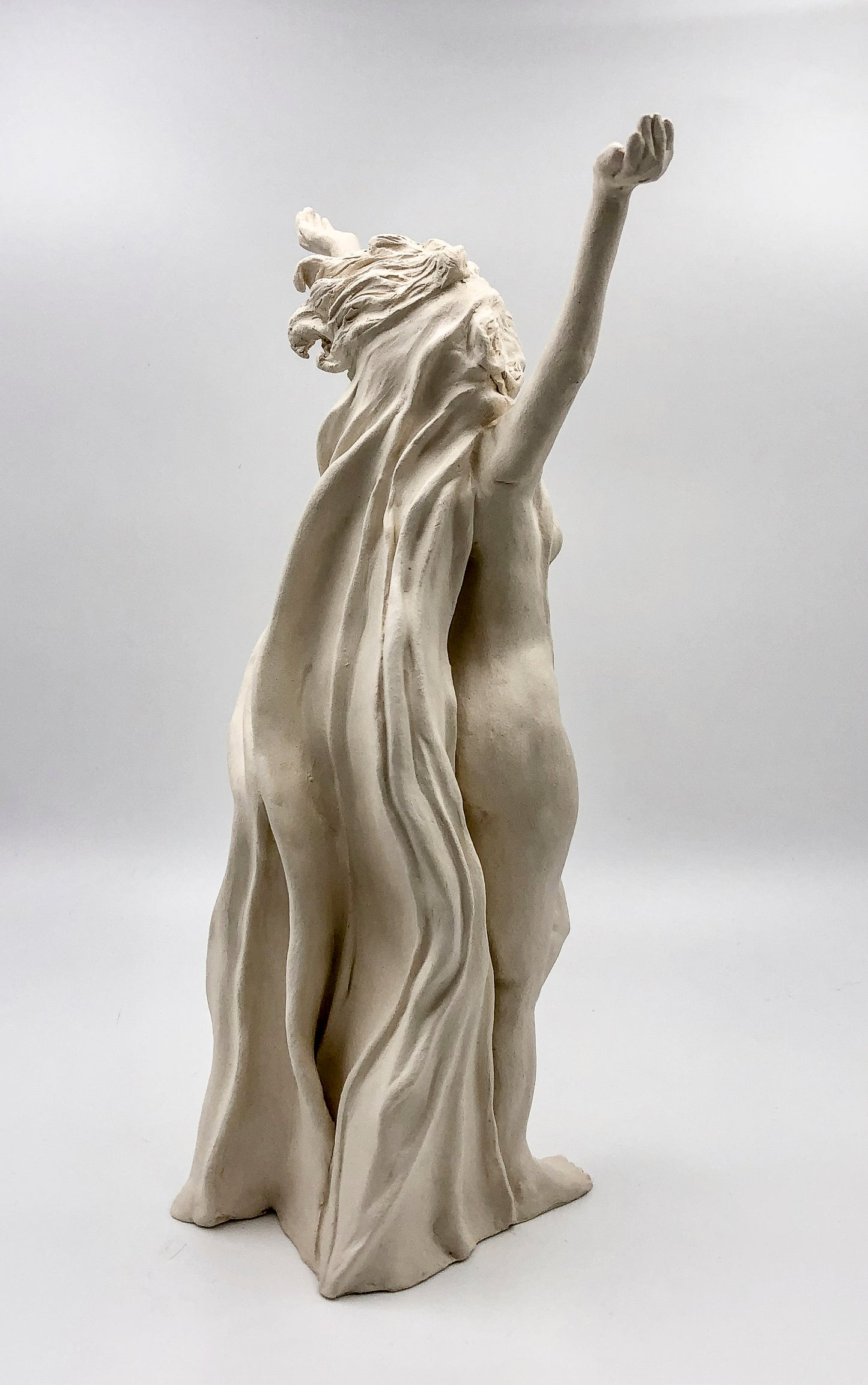 "Metamorfosis" - Escultura de Mujer en Libertad en Cerámica – Hecha a Mano con Arcilla Blanca Mate