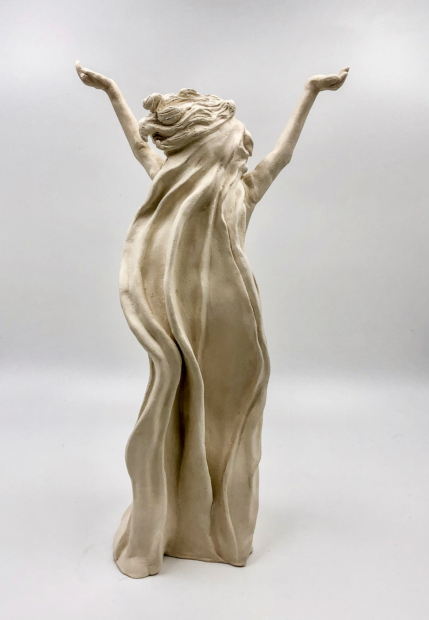 "Metamorfosis" - Escultura de Mujer en Libertad en Cerámica – Hecha a Mano con Arcilla Blanca Mate