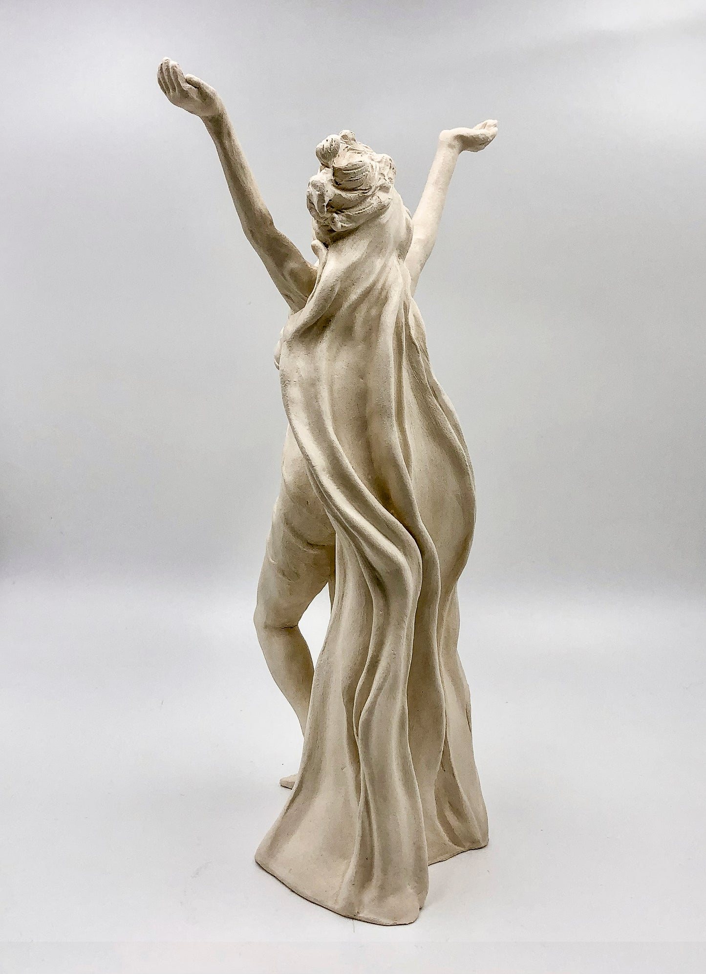 "Metamorfosis" - Escultura de Mujer en Libertad en Cerámica – Hecha a Mano con Arcilla Blanca Mate