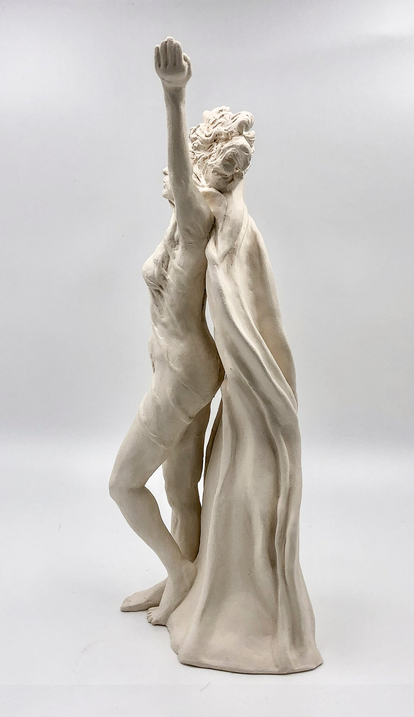 "Metamorfosis" - Escultura de Mujer en Libertad en Cerámica – Hecha a Mano con Arcilla Blanca Mate