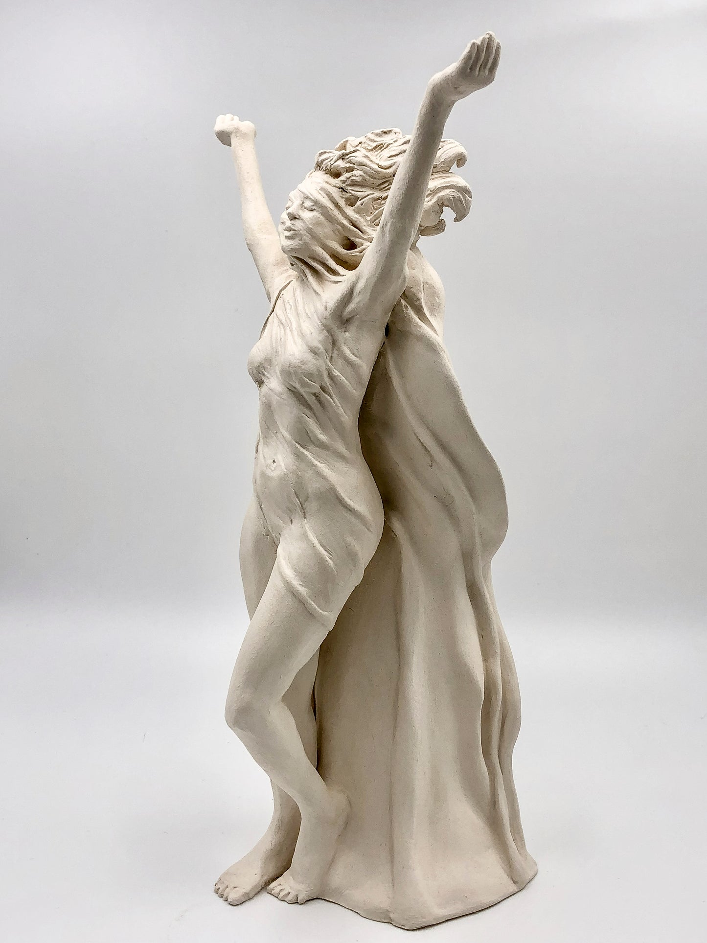 "Metamorfosis" - Escultura de Mujer en Libertad en Cerámica – Hecha a Mano con Arcilla Blanca Mate