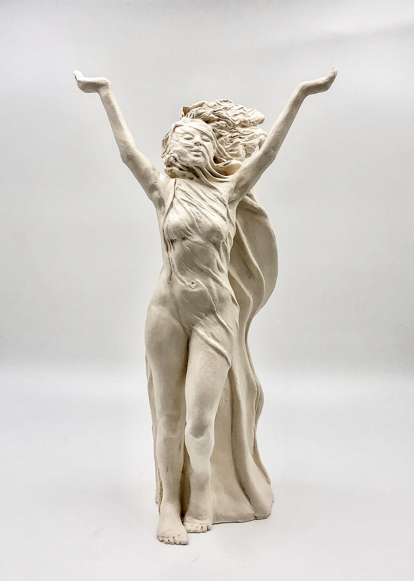 "Metamorfosis" - Escultura de Mujer en Libertad en Cerámica – Hecha a Mano con Arcilla Blanca Mate