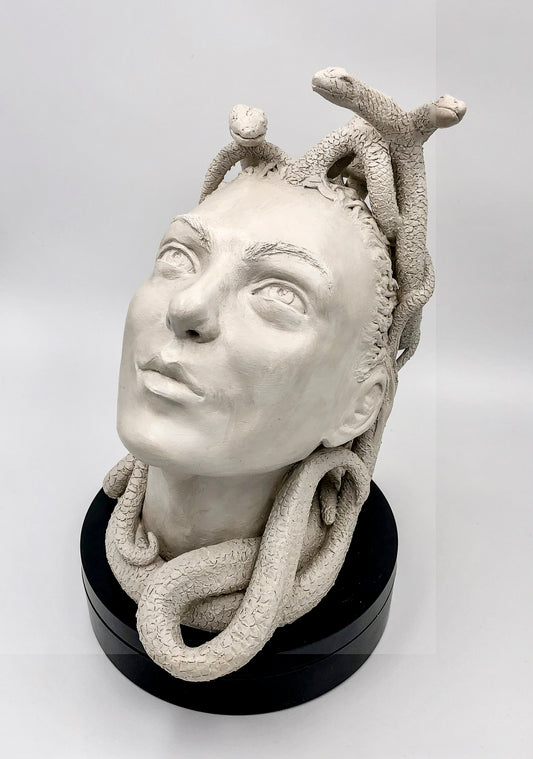 Figura de Medusa de cerámica, artesanía hecha a mano. Para regalo, decorativa o colección.