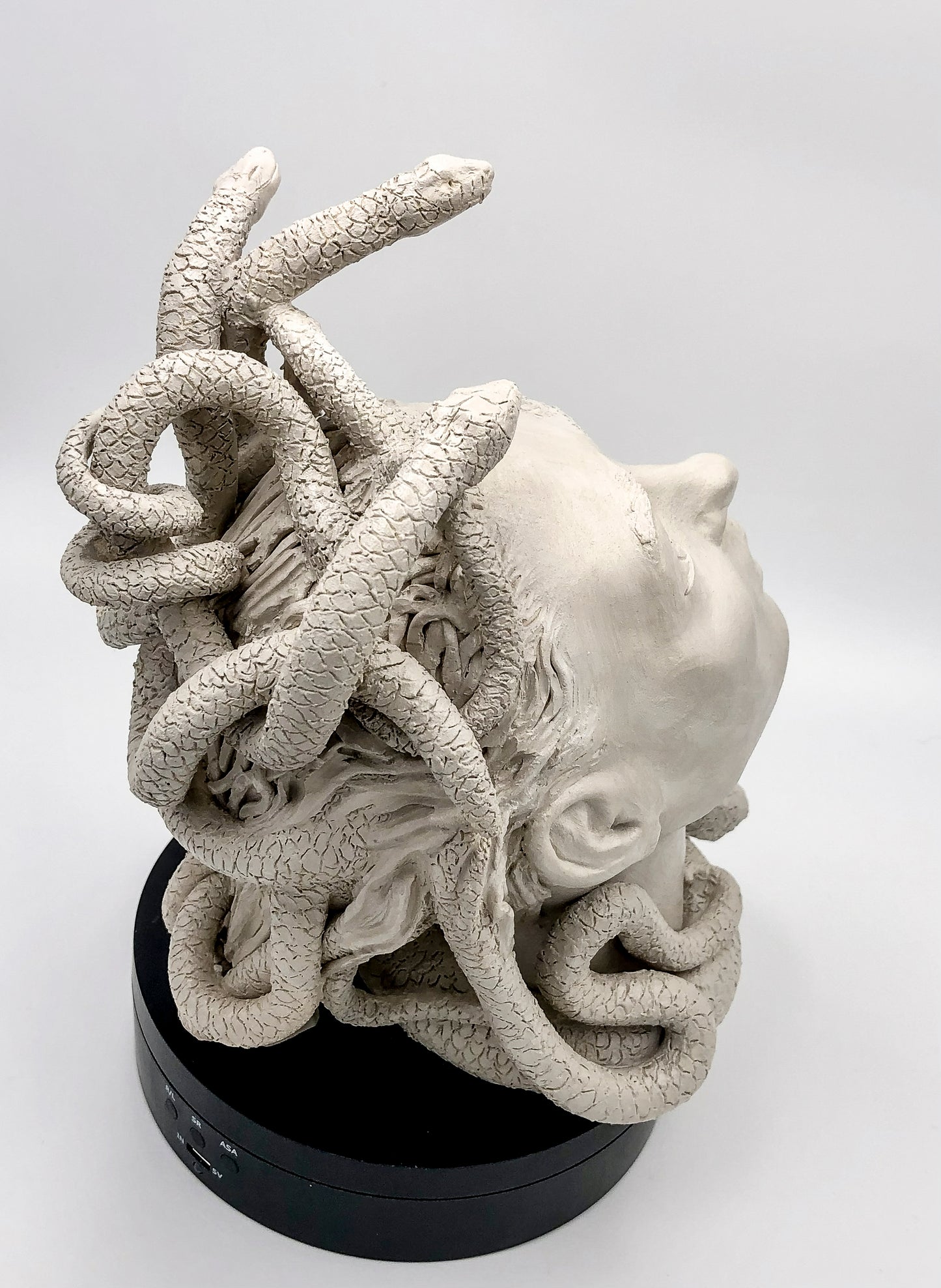 Figura de Medusa de cerámica, artesanía hecha a mano. Para regalo, decorativa o colección.