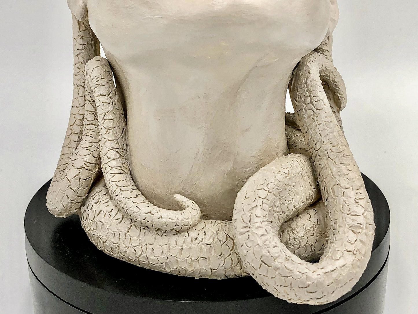 Figura de Medusa de cerámica, artesanía hecha a mano. Para regalo, decorativa o colección.