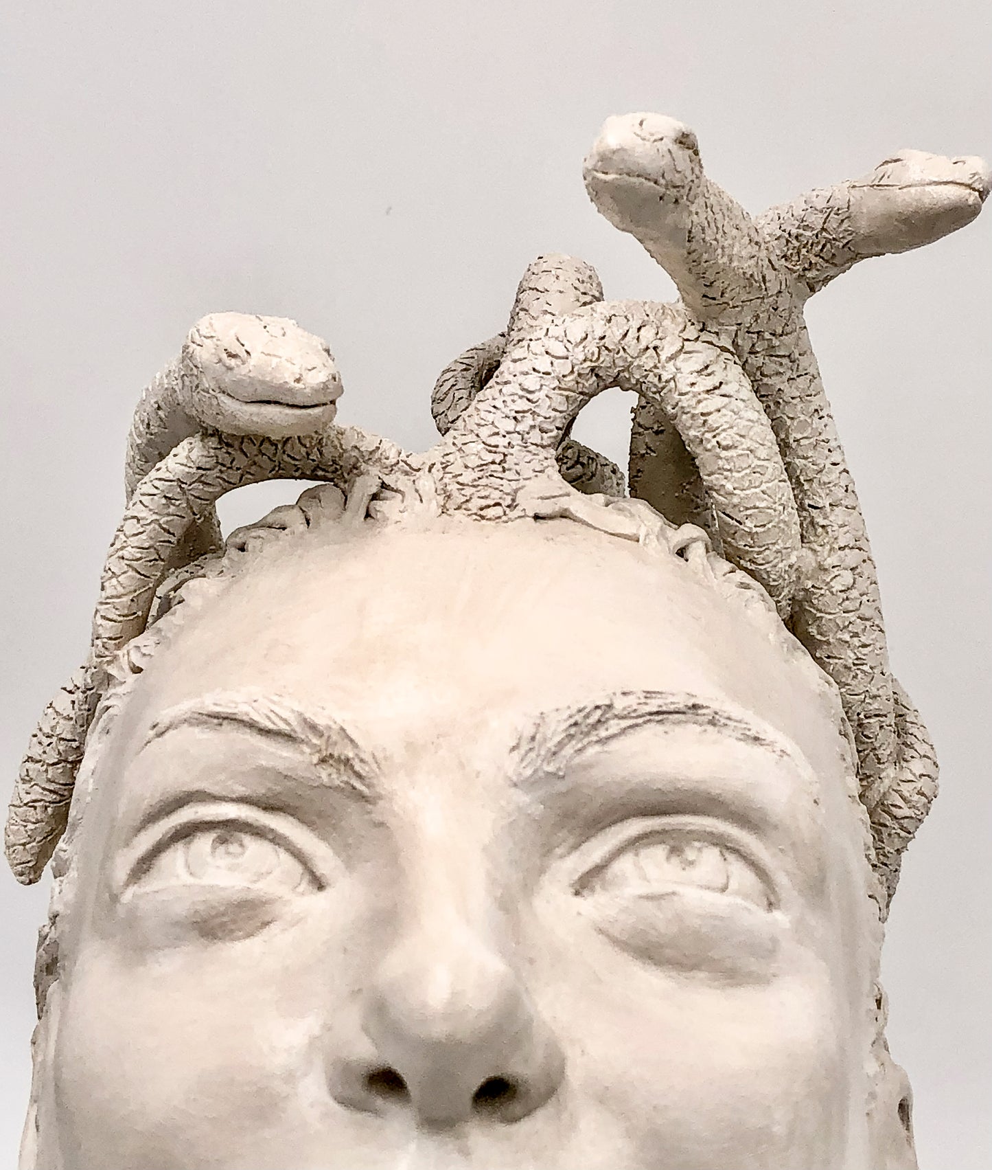 Figura de Medusa de cerámica, artesanía hecha a mano. Para regalo, decorativa o colección.