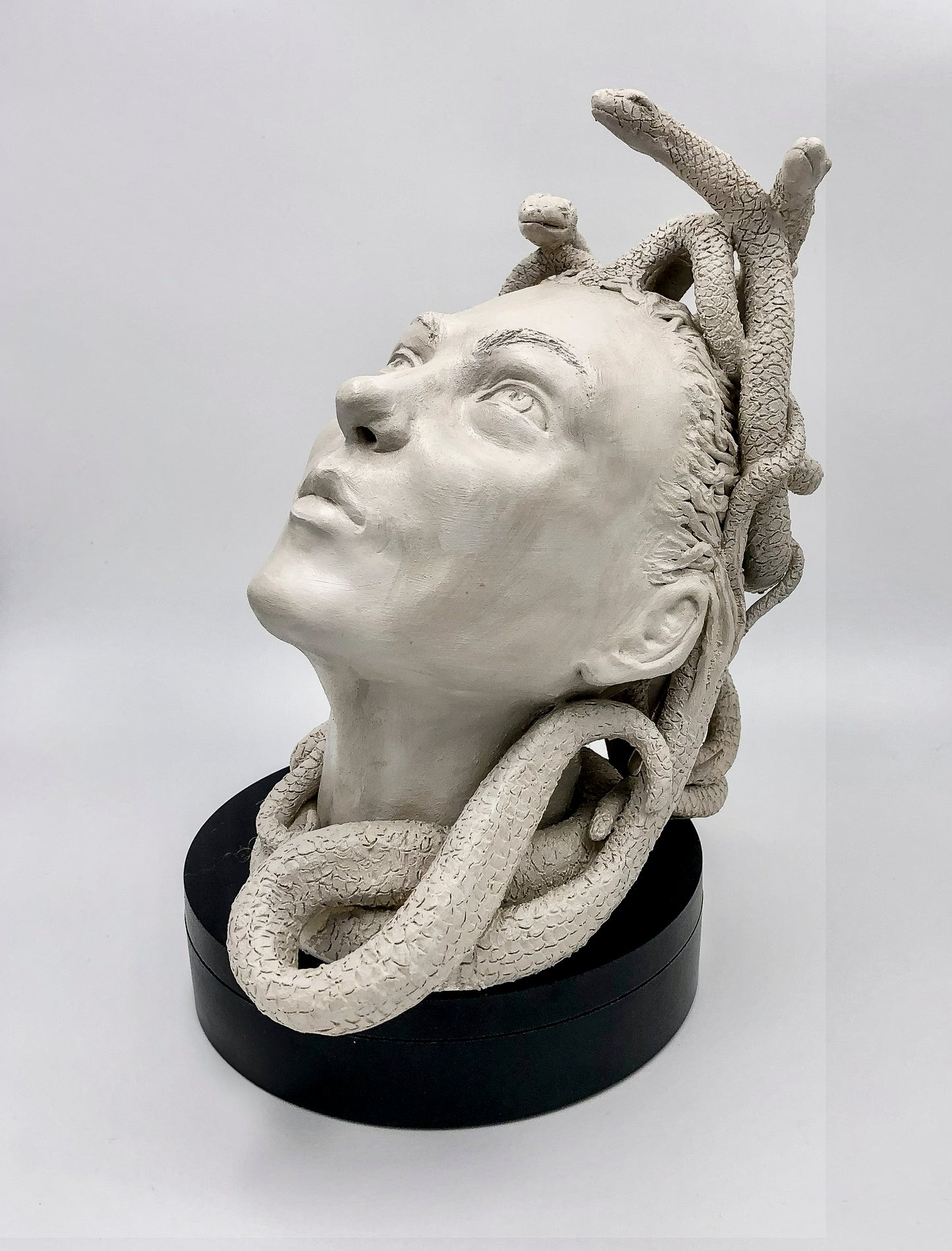 Figura de Medusa de cerámica, artesanía hecha a mano. Para regalo, decorativa o colección.