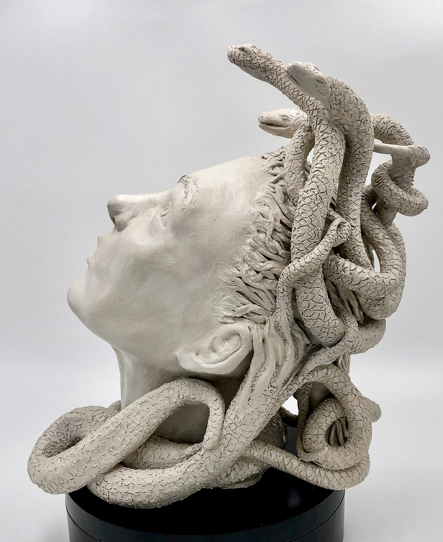 Figura de Medusa de cerámica, artesanía hecha a mano. Para regalo, decorativa o colección.