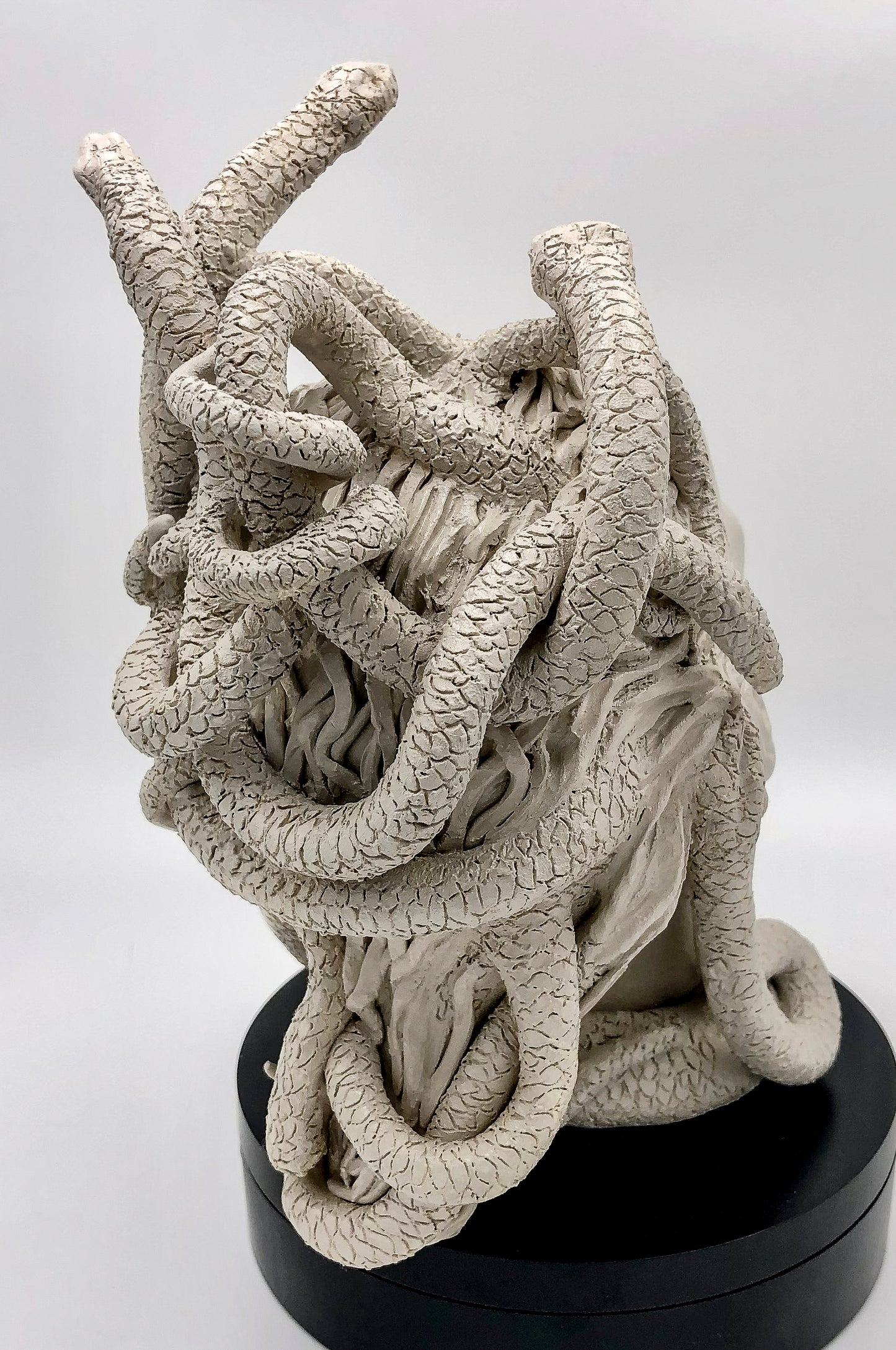 Figura de Medusa de cerámica, artesanía hecha a mano. Para regalo, decorativa o colección.