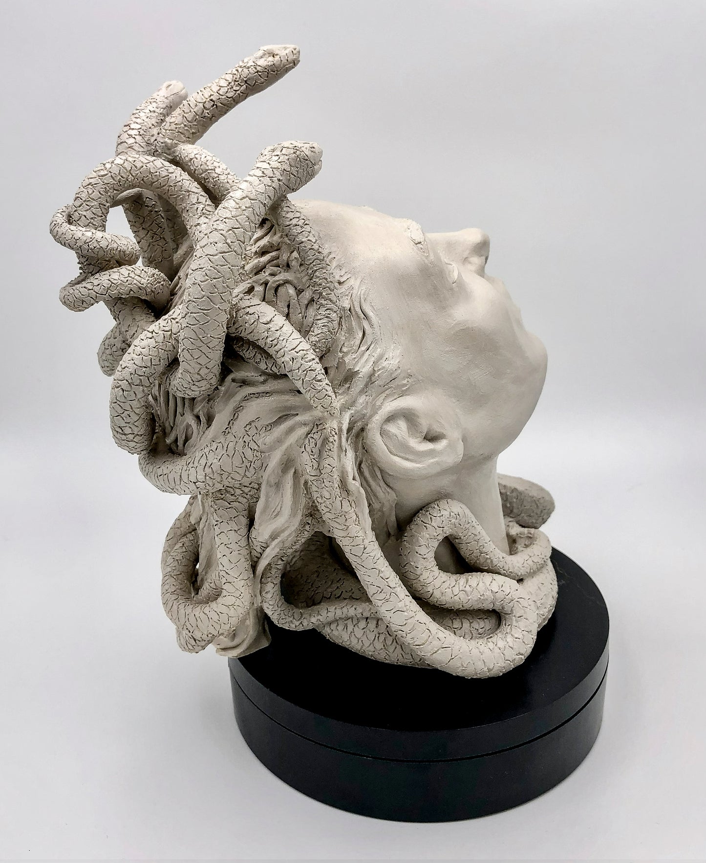 Figura de Medusa de cerámica, artesanía hecha a mano. Para regalo, decorativa o colección.
