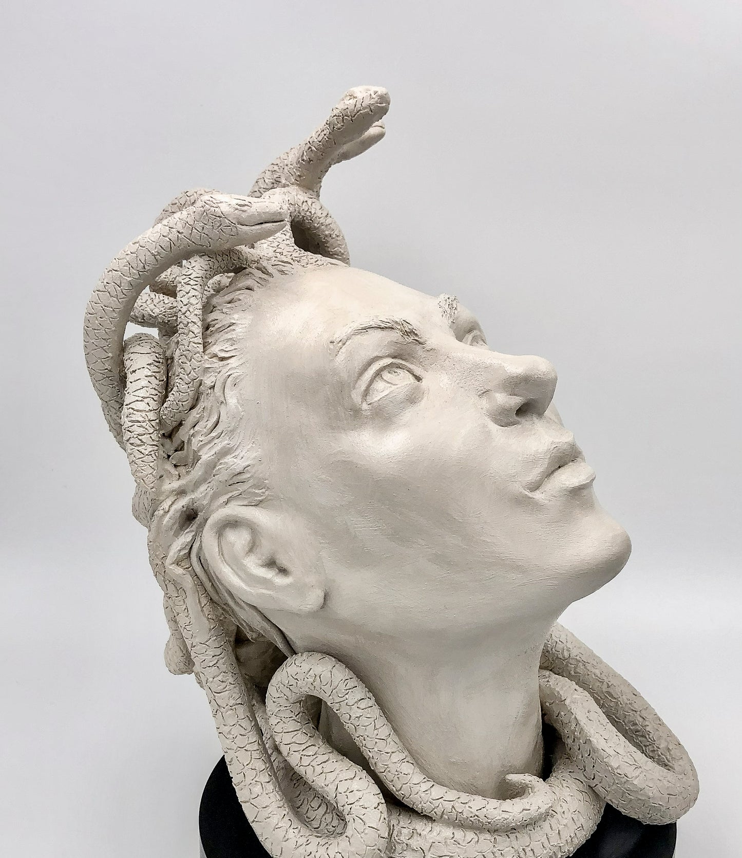 Figura de Medusa de cerámica, artesanía hecha a mano. Para regalo, decorativa o colección.