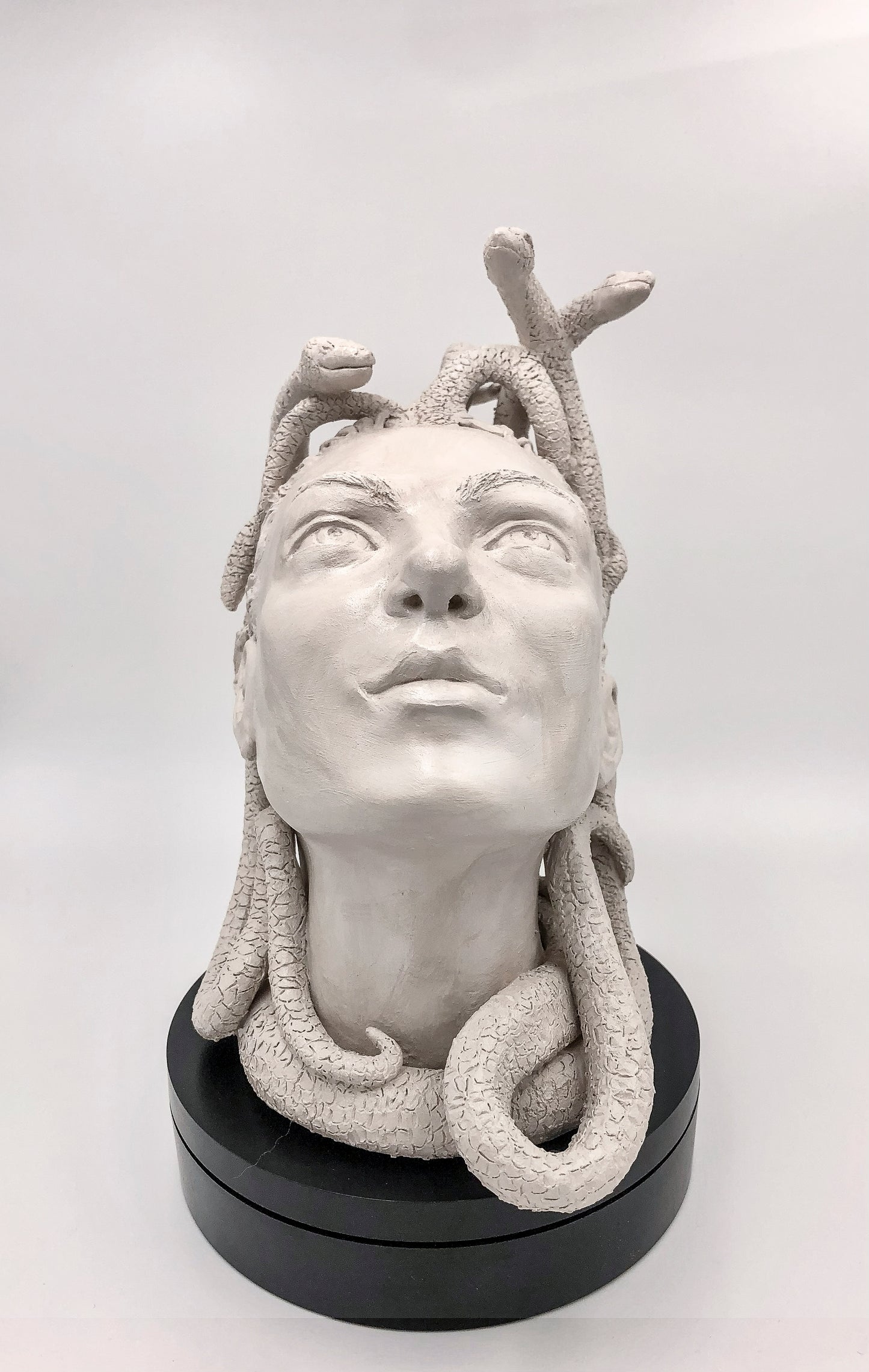 Figura de Medusa de cerámica, artesanía hecha a mano. Para regalo, decorativa o colección.
