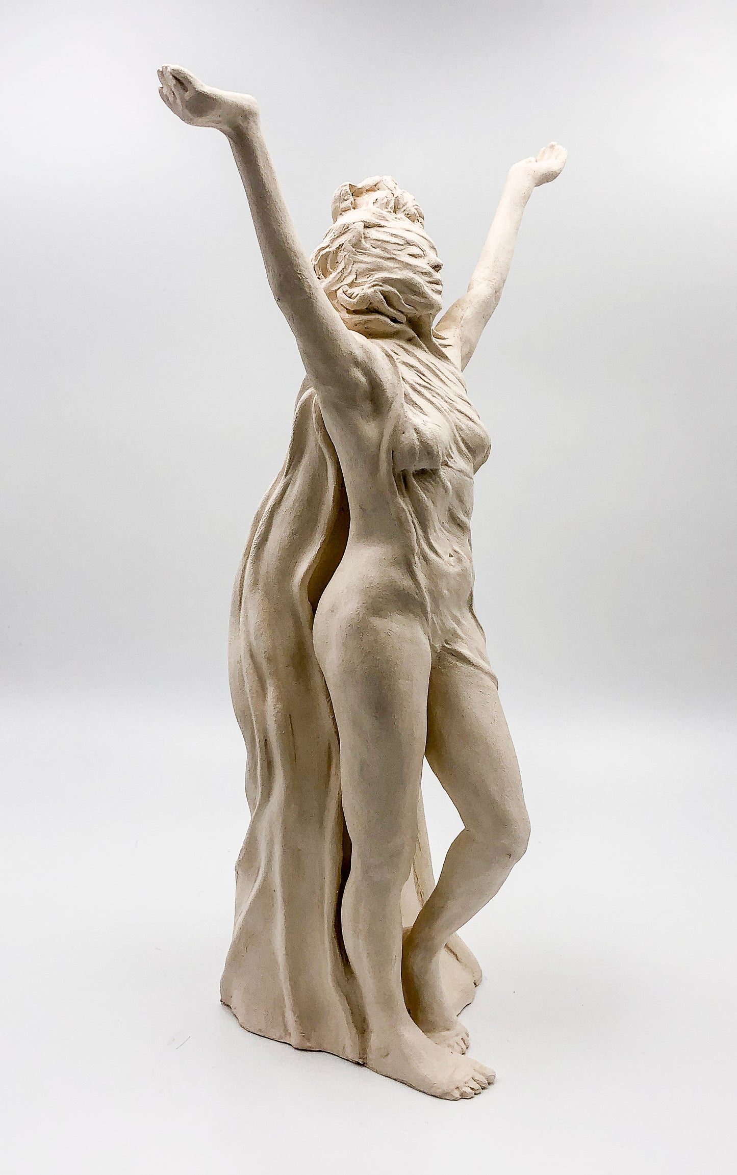 "Metamorfosis" - Escultura de Mujer en Libertad en Cerámica – Hecha a Mano con Arcilla Blanca Mate