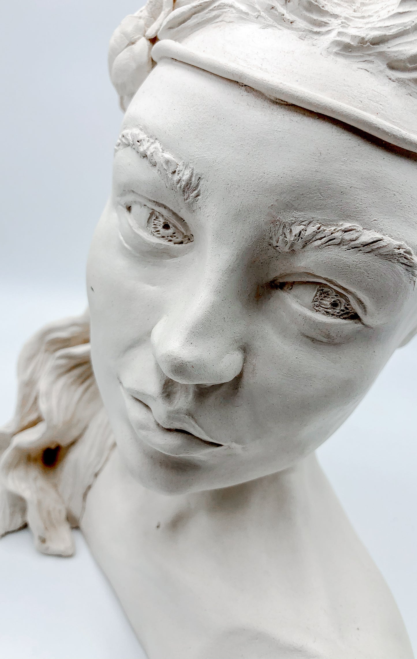 Figura de cerámica de Artemisa hecha a mano. Ideal para regalo, decoración o colección.