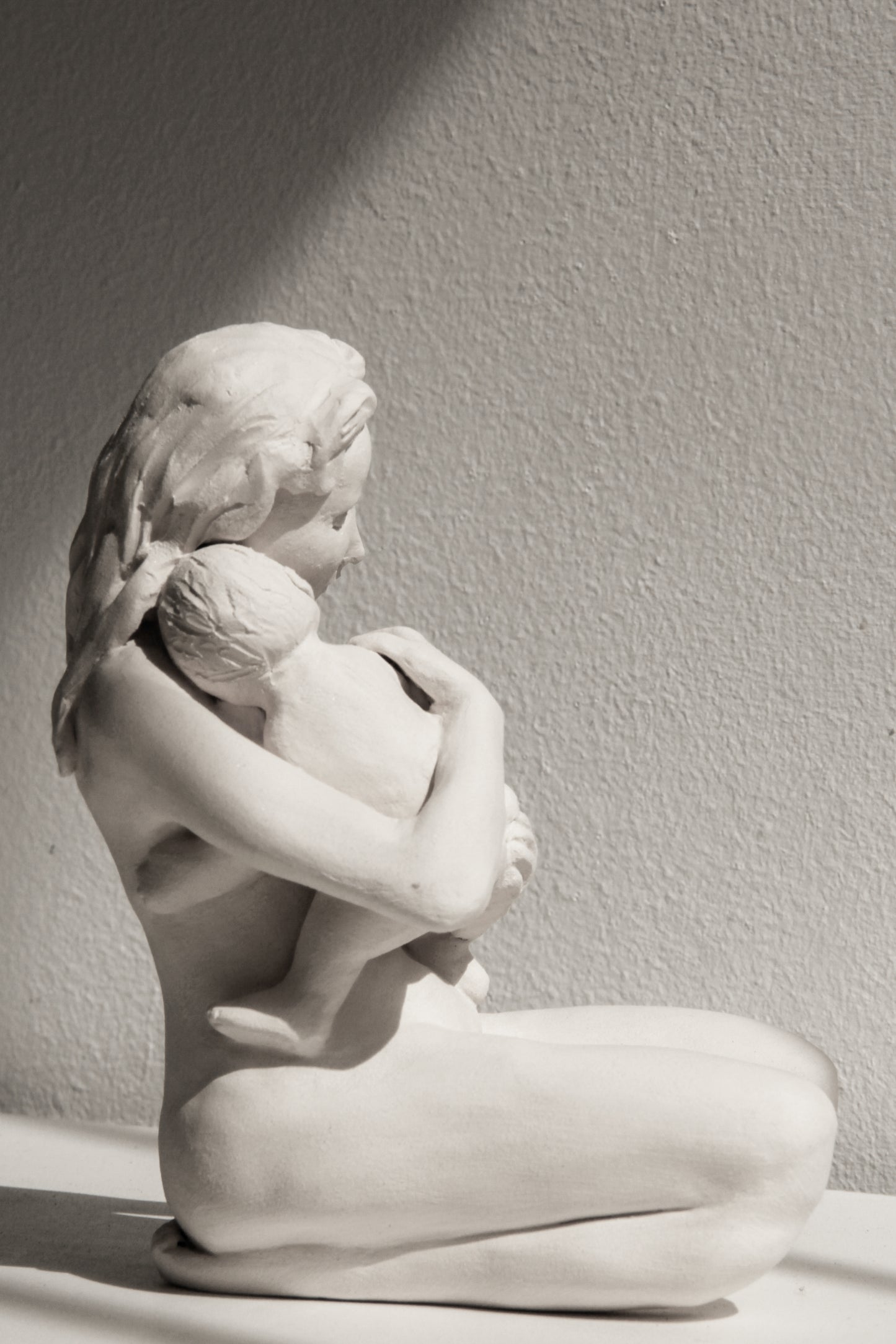 Escultura de Madre e Hijo en Cerámica Hecha a Mano – Arcilla Blanca