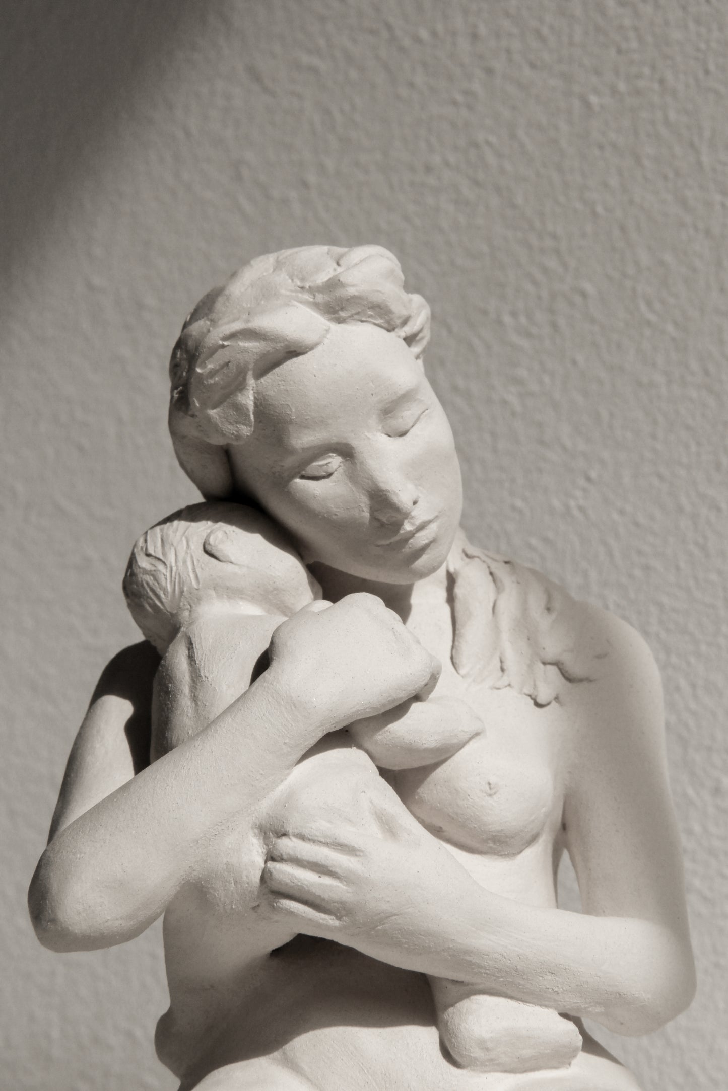 Escultura de Madre e Hijo en Cerámica Hecha a Mano – Arcilla Blanca