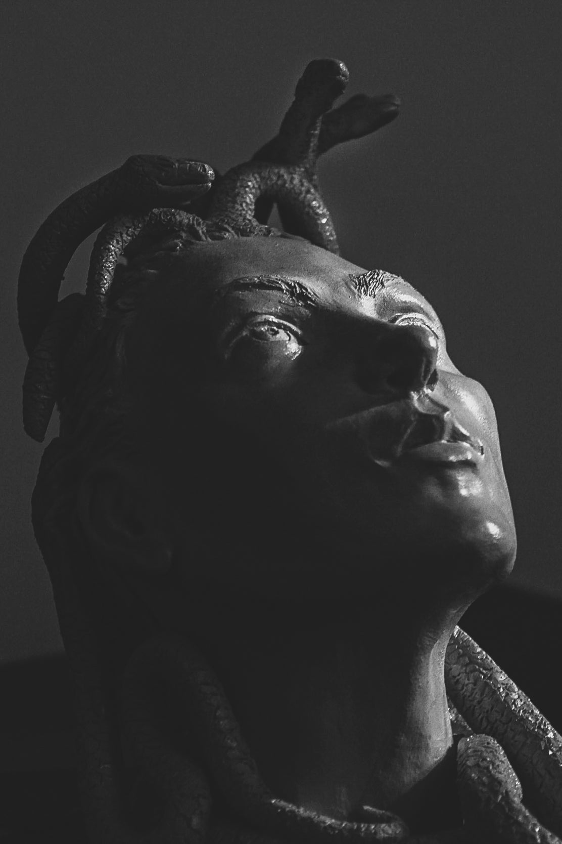 Figura de Medusa de cerámica, artesanía hecha a mano. Para regalo, decorativa o colección.