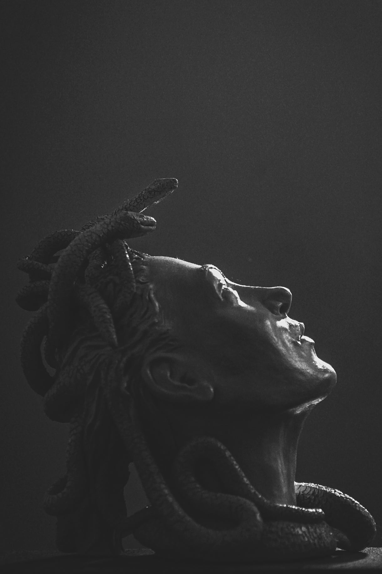 Figura de Medusa de cerámica, artesanía hecha a mano. Para regalo, decorativa o colección.