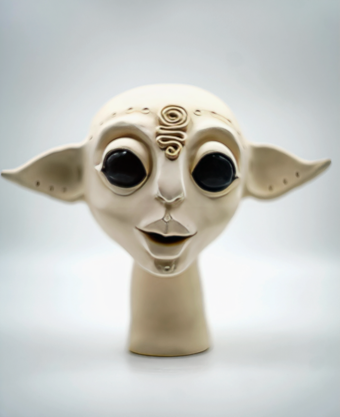 Duende orejudo de ojos negros – Escultura cerámica hecha a mano
