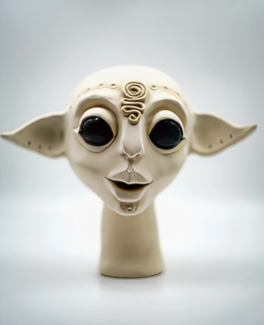 Duende orejudo de ojos negros – Escultura cerámica hecha a mano