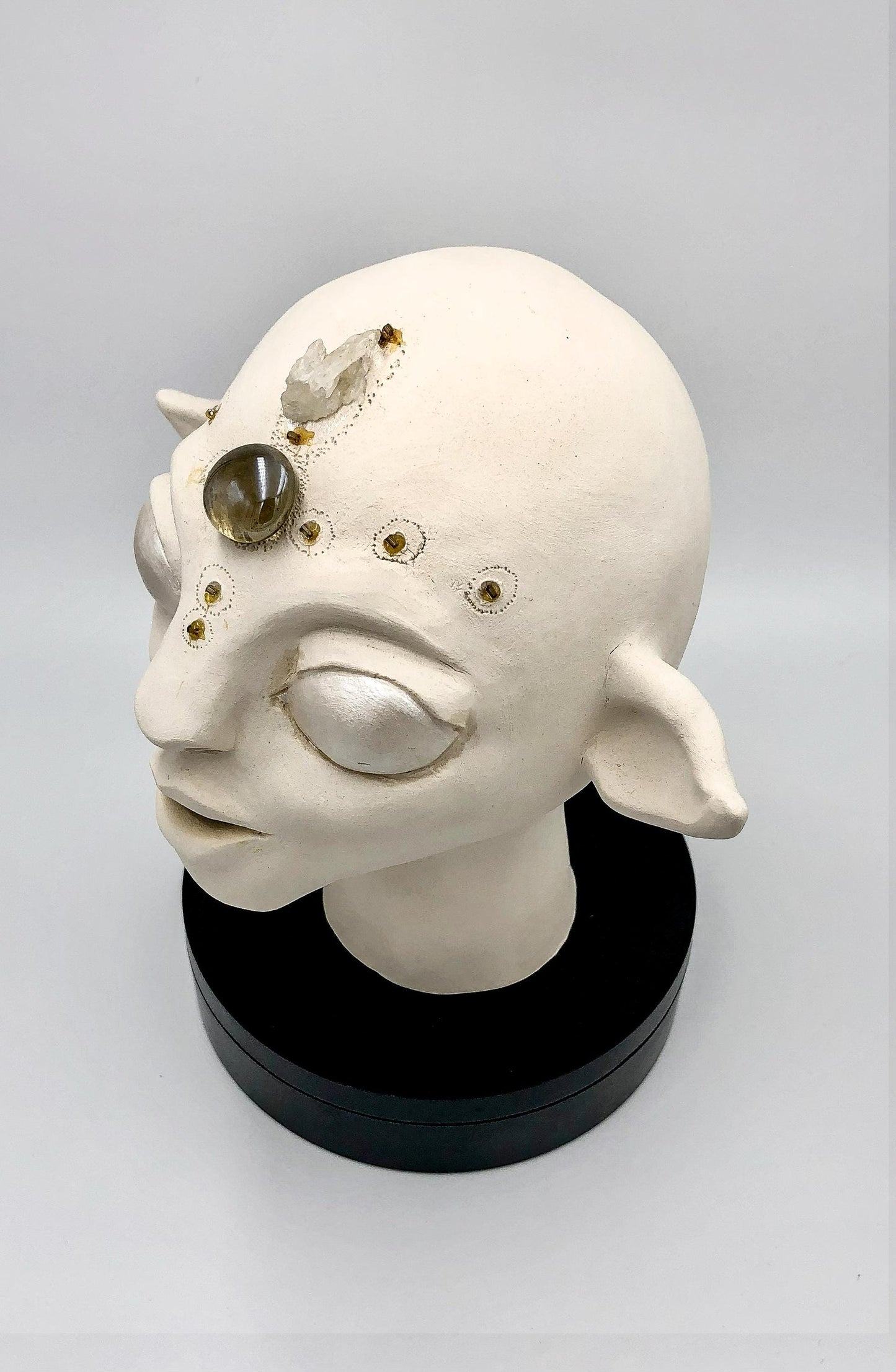 El Portador del Halo Perlado – Escultura cerámica hecha a mano