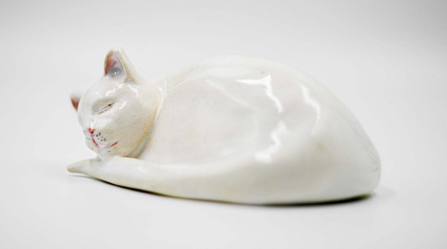 Figura de cerámica hecha a mano – Gato blanco durmiendo