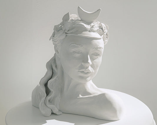 Figura de cerámica de Artemisa hecha a mano. Ideal para regalo, decoración o colección.