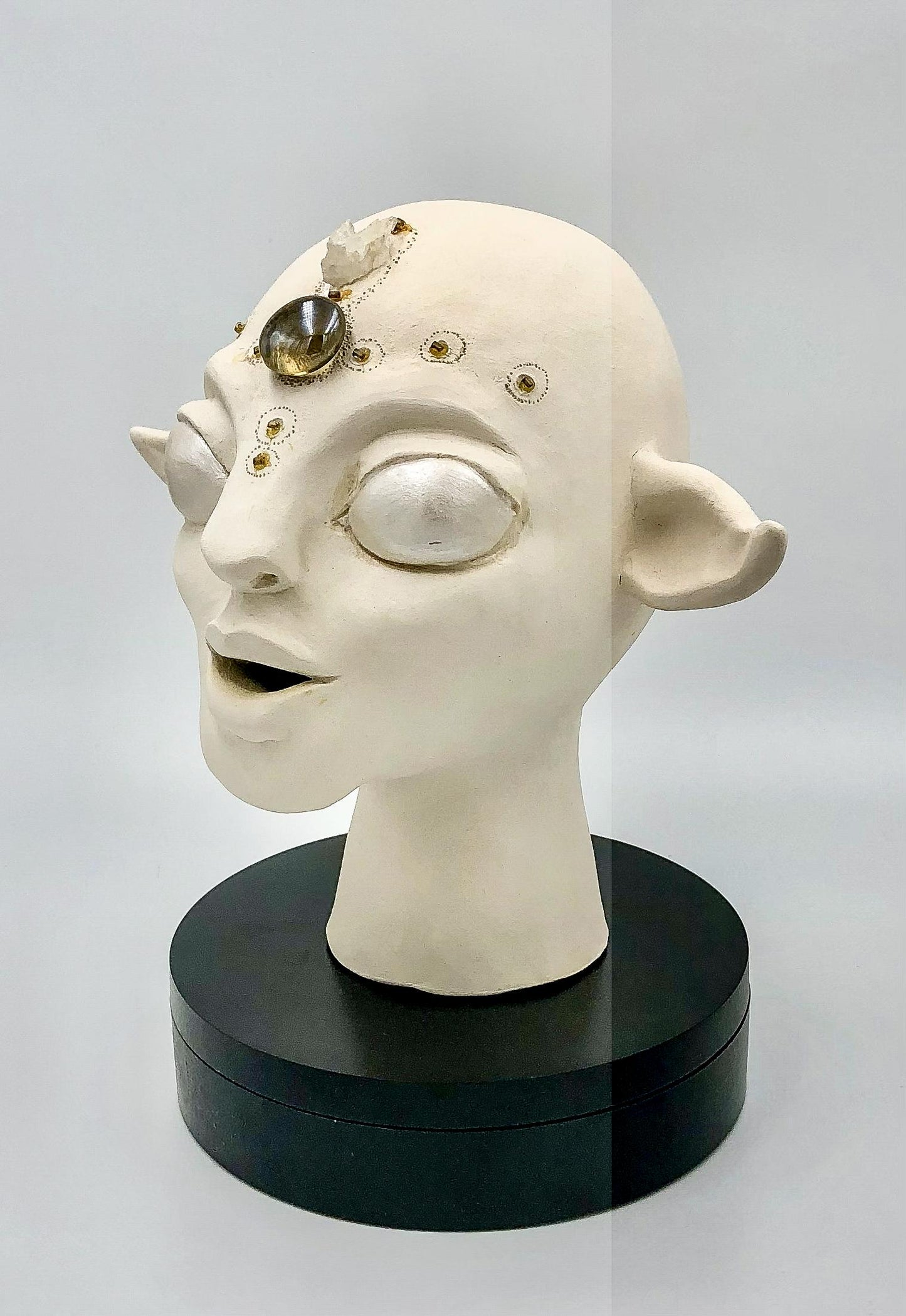 El Portador del Halo Perlado – Escultura cerámica hecha a mano