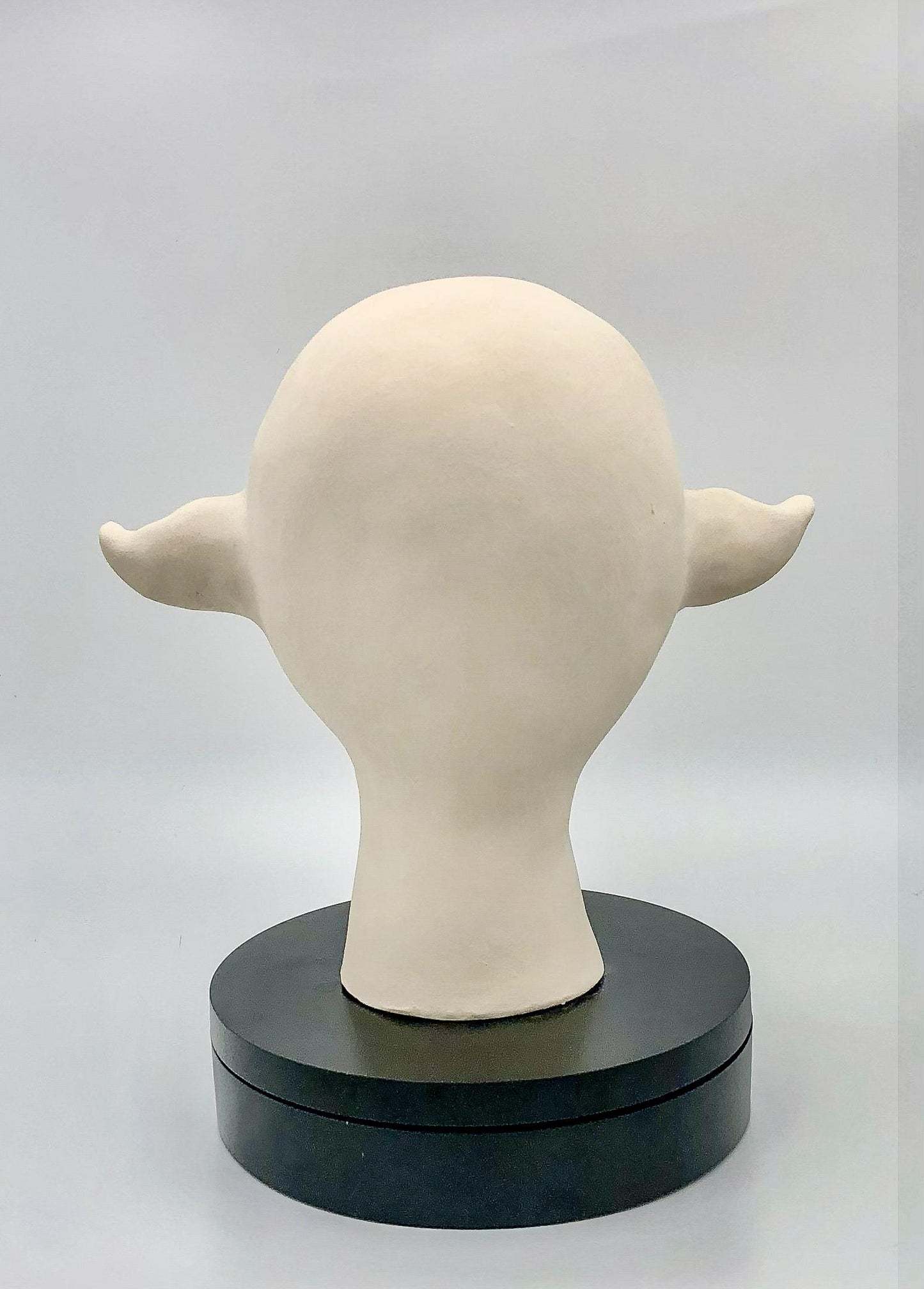 El Portador del Halo Perlado – Escultura cerámica hecha a mano