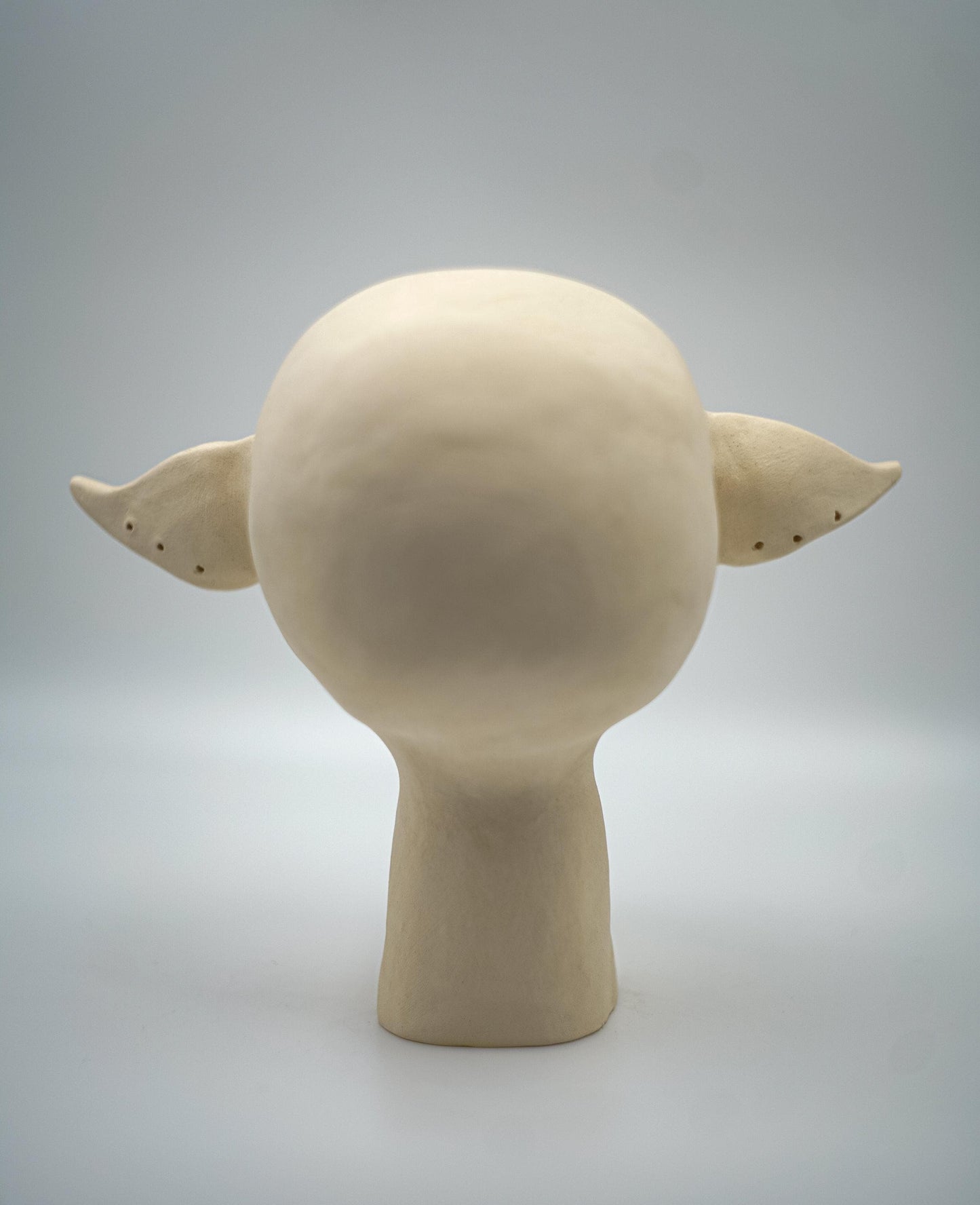 Duende orejudo de ojos negros – Escultura cerámica hecha a mano